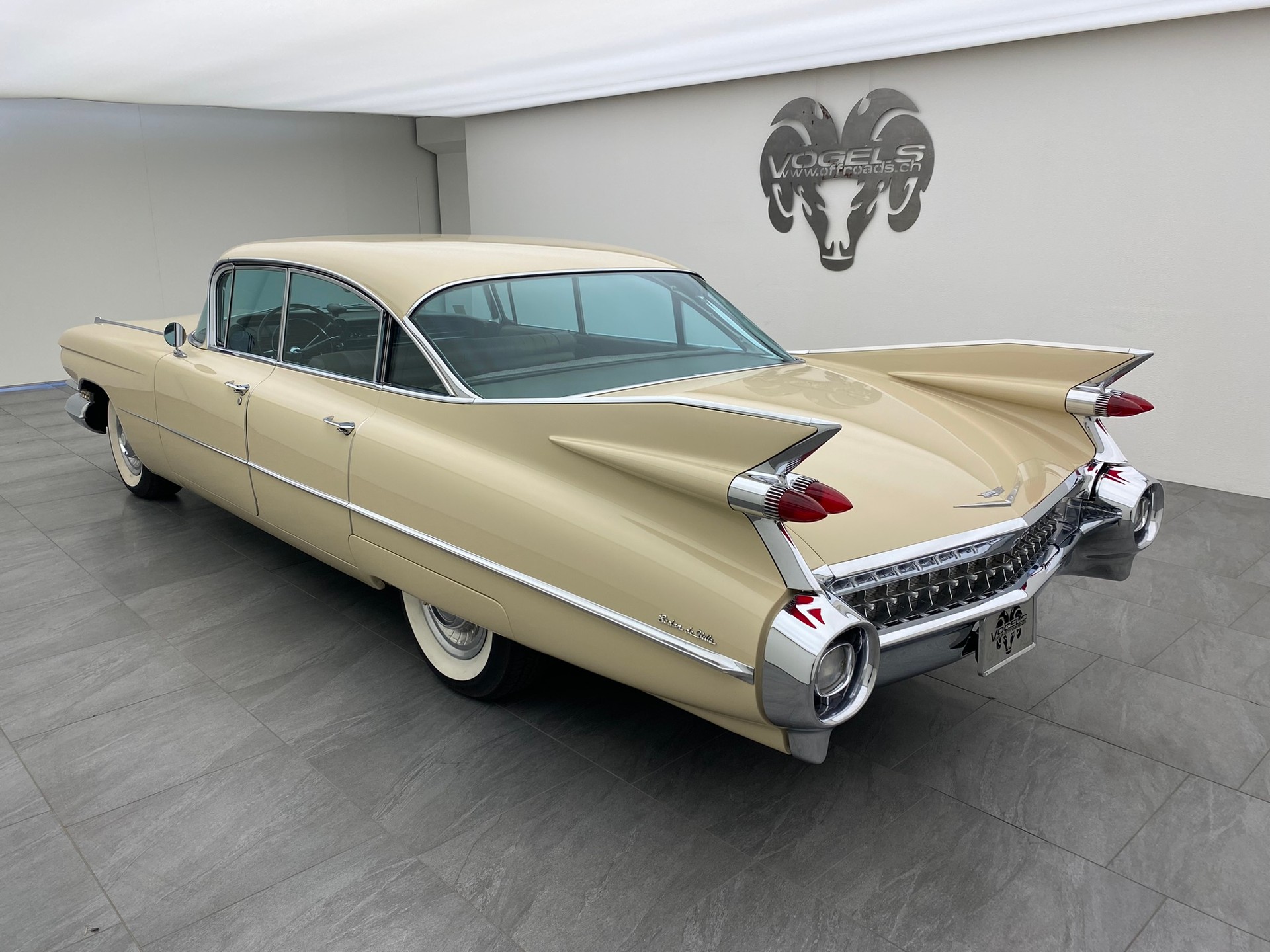 CADILLAC Deville Sedan-image-5