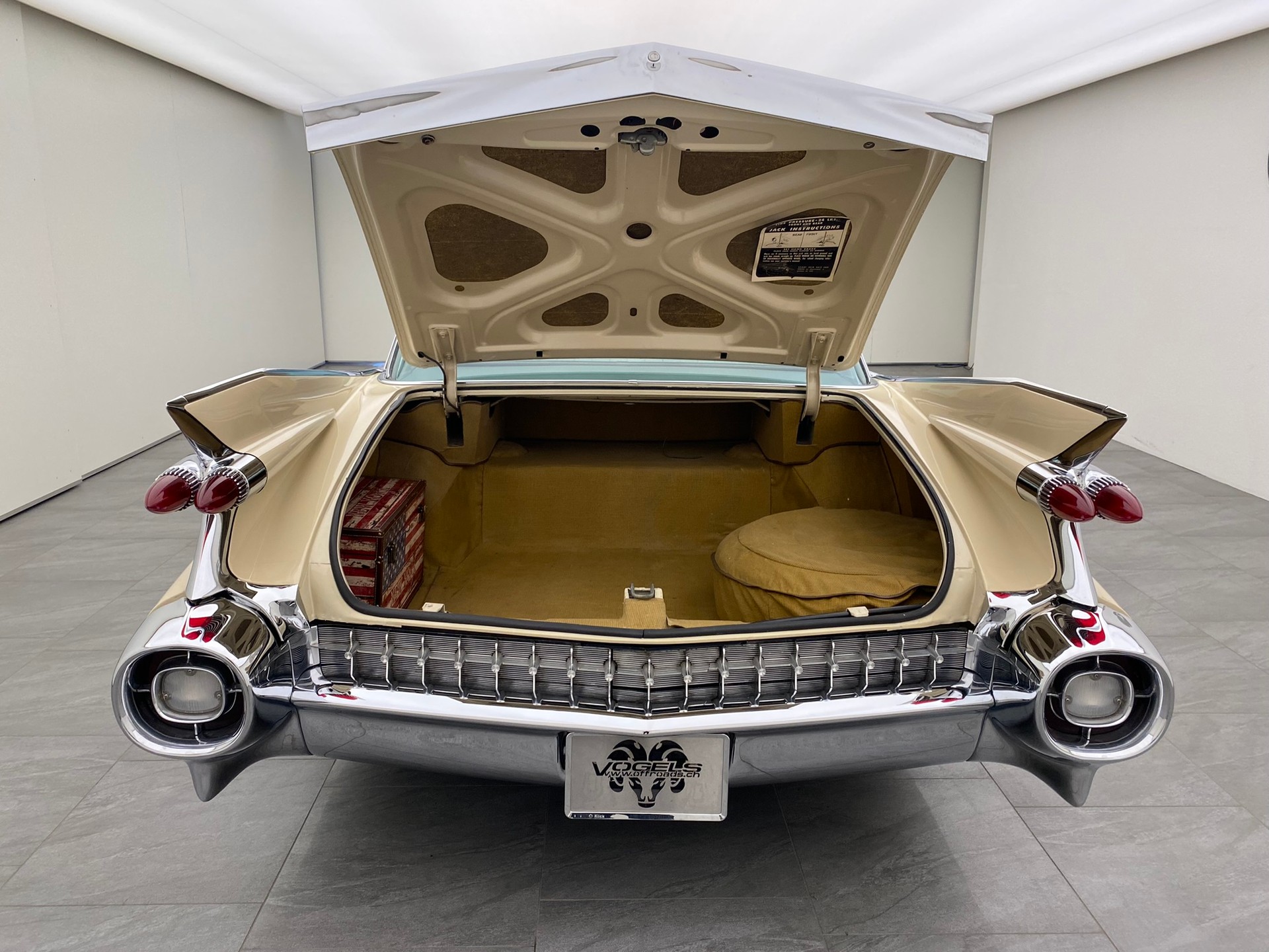 CADILLAC Deville Sedan-image-15