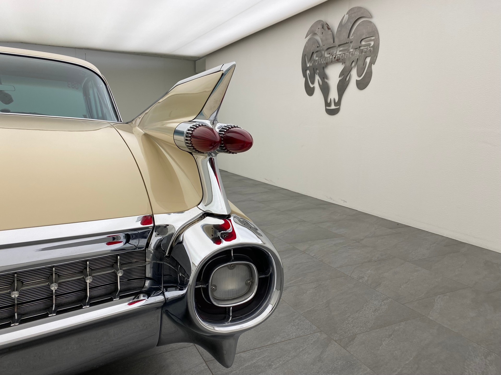 CADILLAC Deville Sedan-image-8