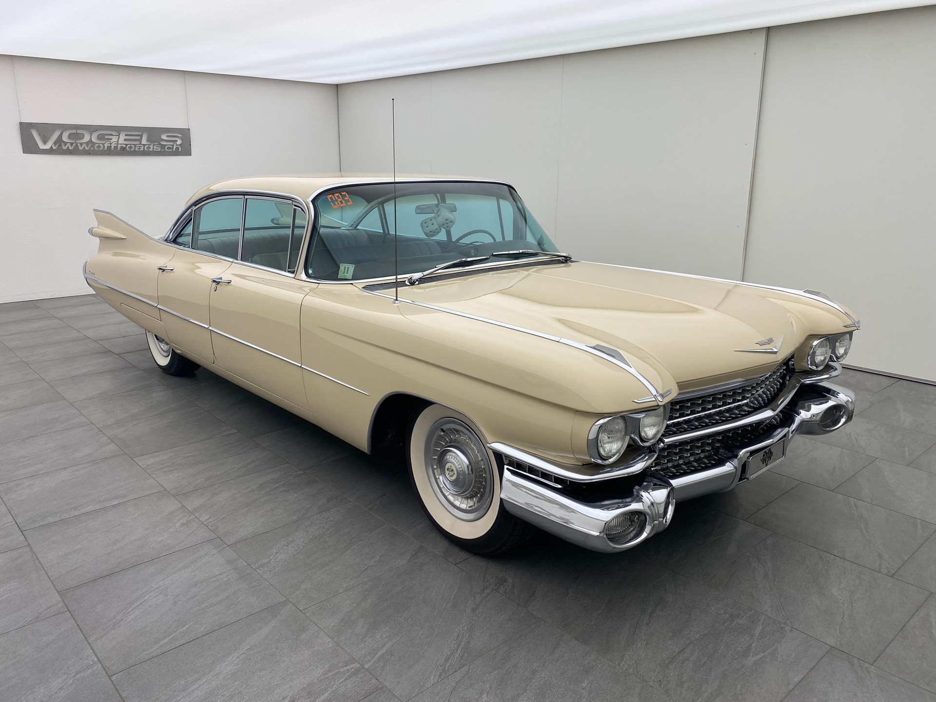 CADILLAC Deville Sedan-showroom-element-2