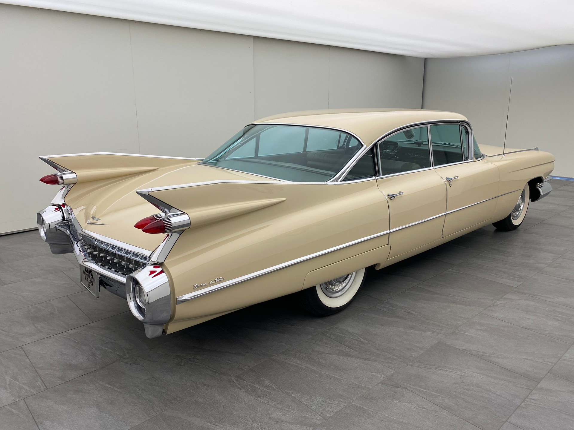 CADILLAC Deville Sedan-showroom-element-3