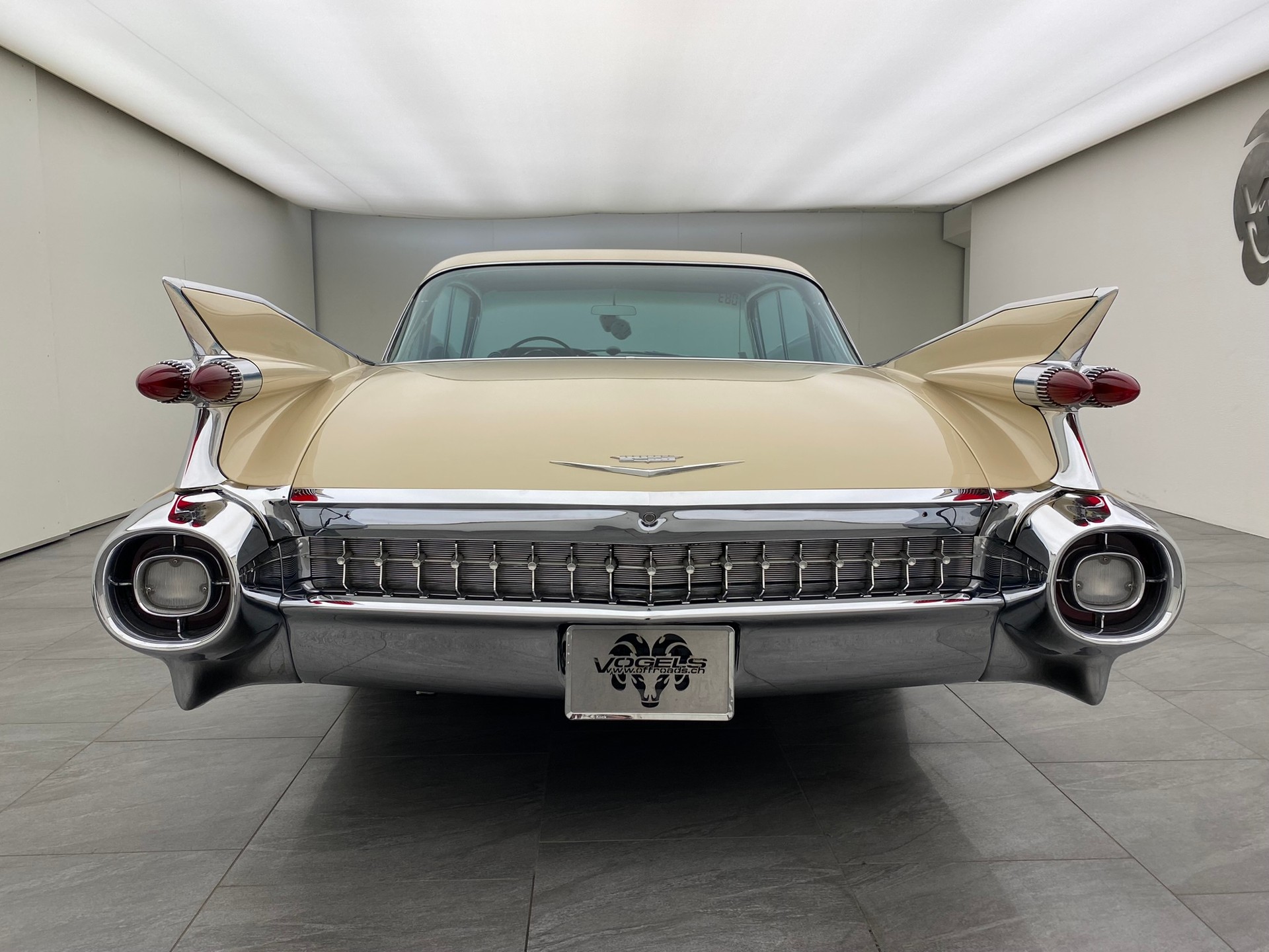 CADILLAC Deville Sedan-image-4