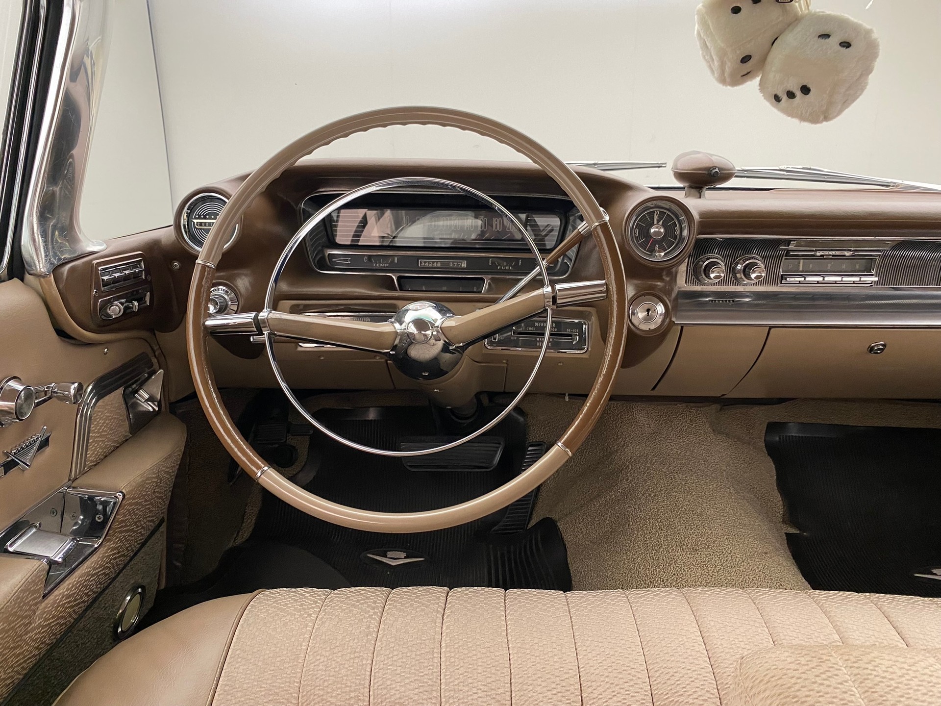 CADILLAC Deville Sedan-image-11