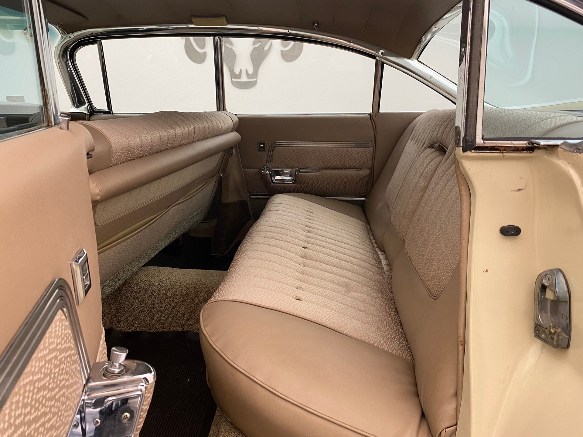 CADILLAC Deville Sedan-image-14
