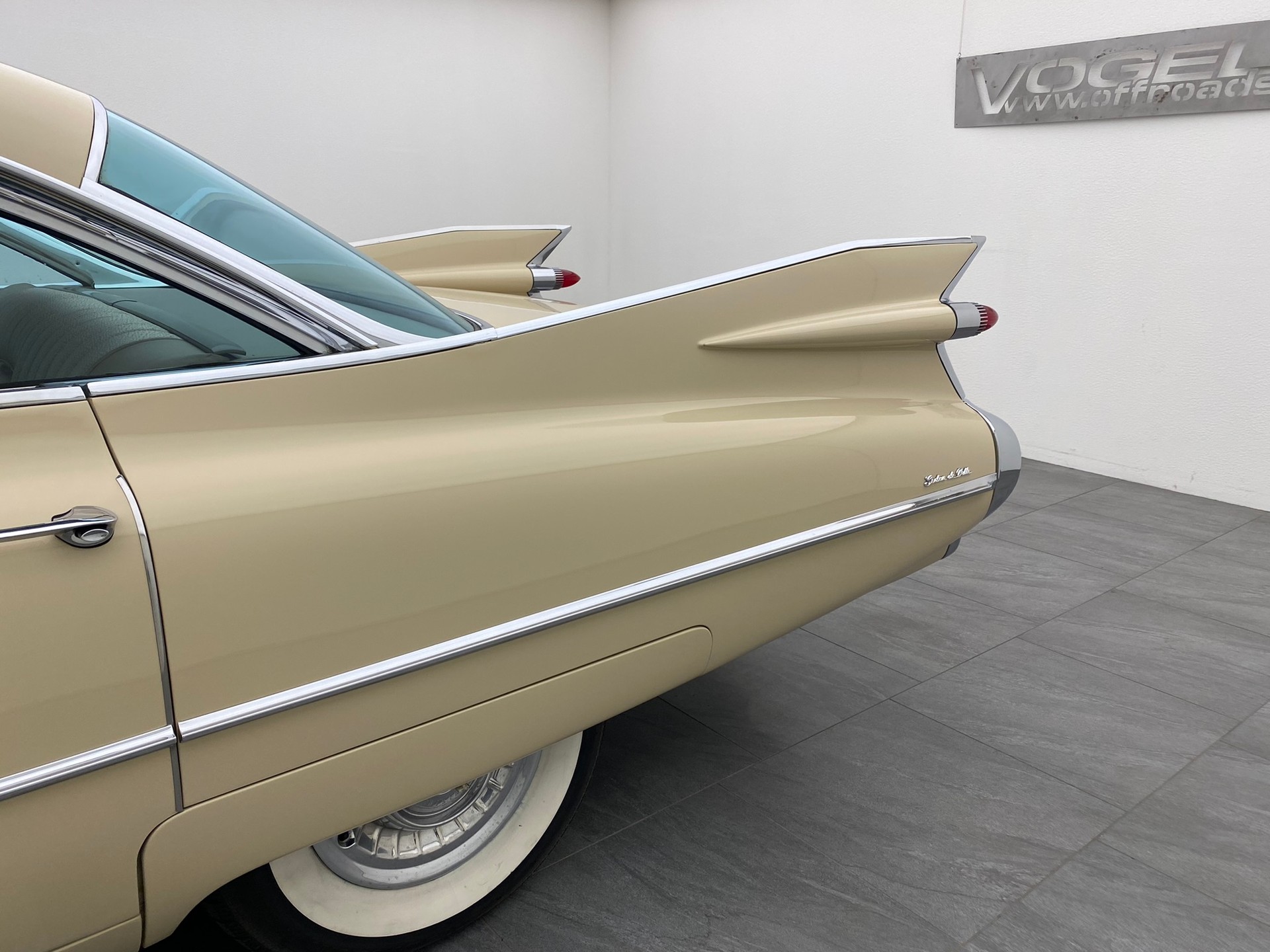 CADILLAC Deville Sedan-image-6