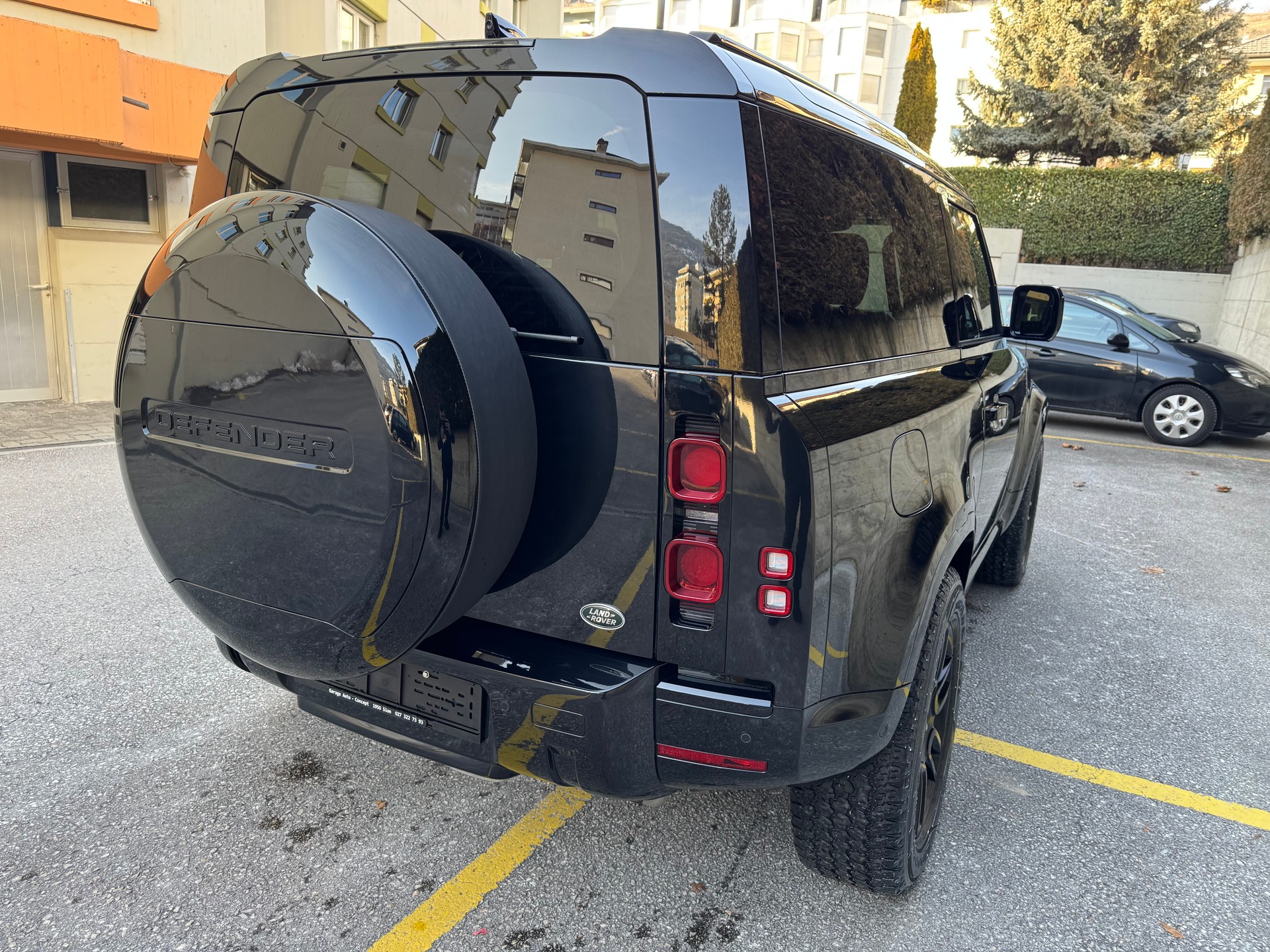 LAND ROVER Defender 90 P300 Si4 SE AT8-image-6