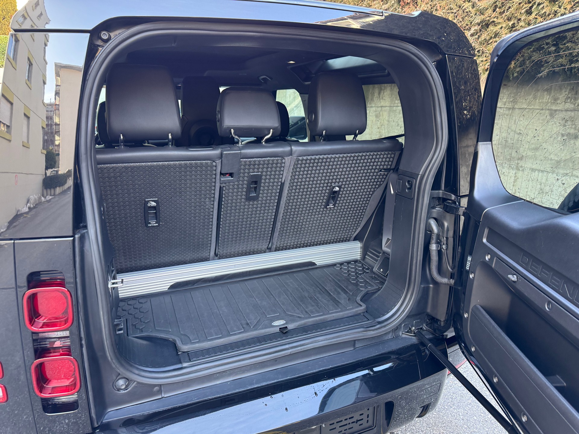LAND ROVER Defender 90 P300 Si4 SE AT8-image-7
