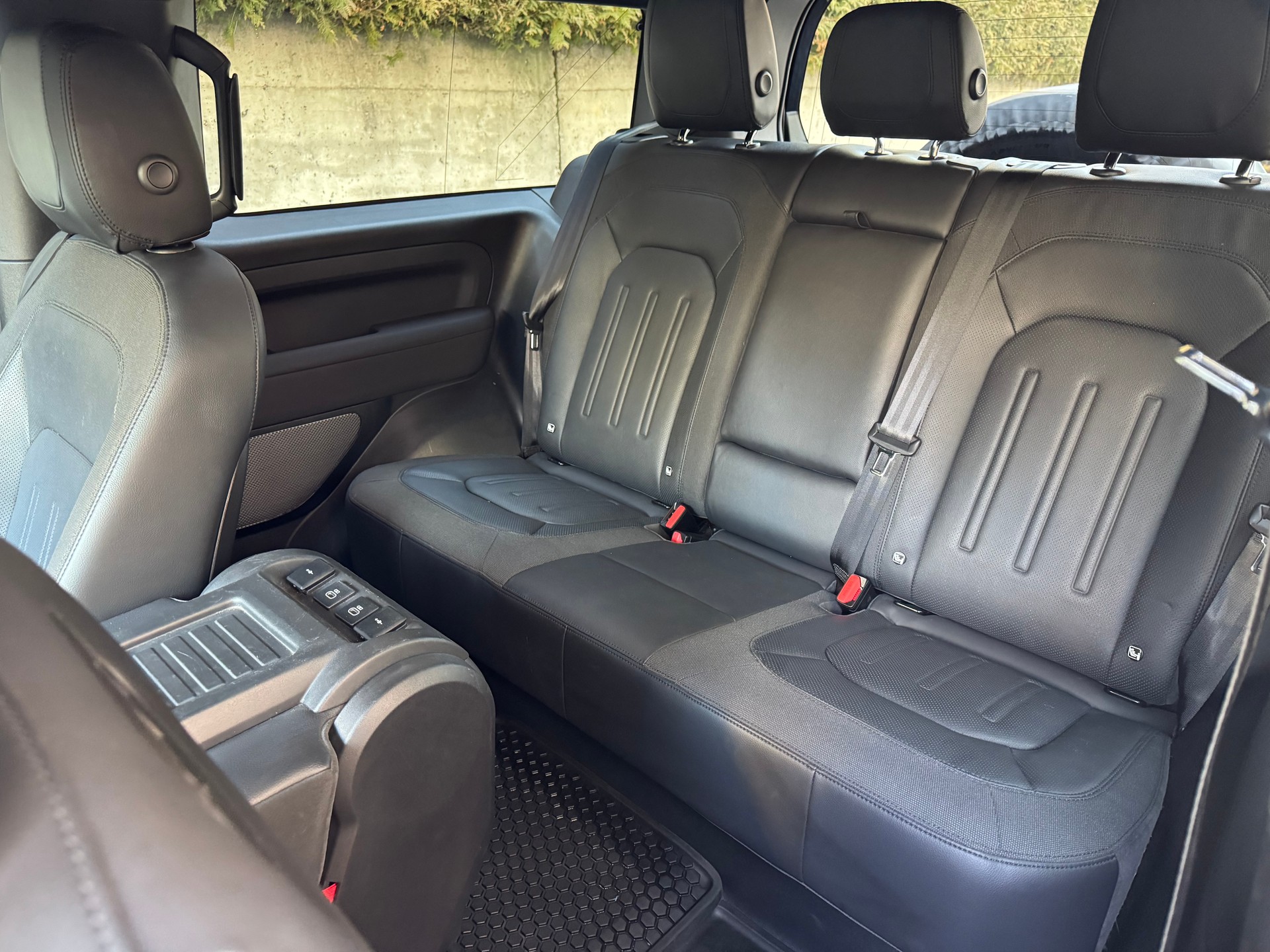 LAND ROVER Defender 90 P300 Si4 SE AT8-image-16