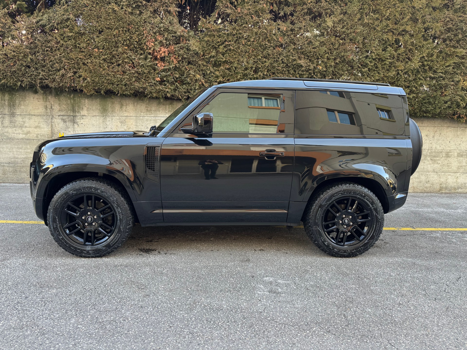 LAND ROVER Defender 90 P300 Si4 SE AT8-image-1