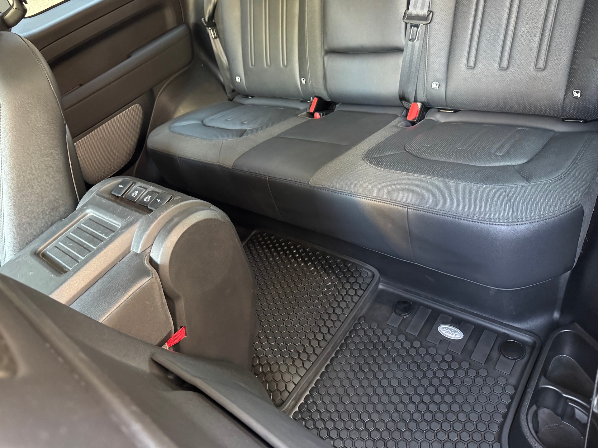 LAND ROVER Defender 90 P300 Si4 SE AT8-image-17