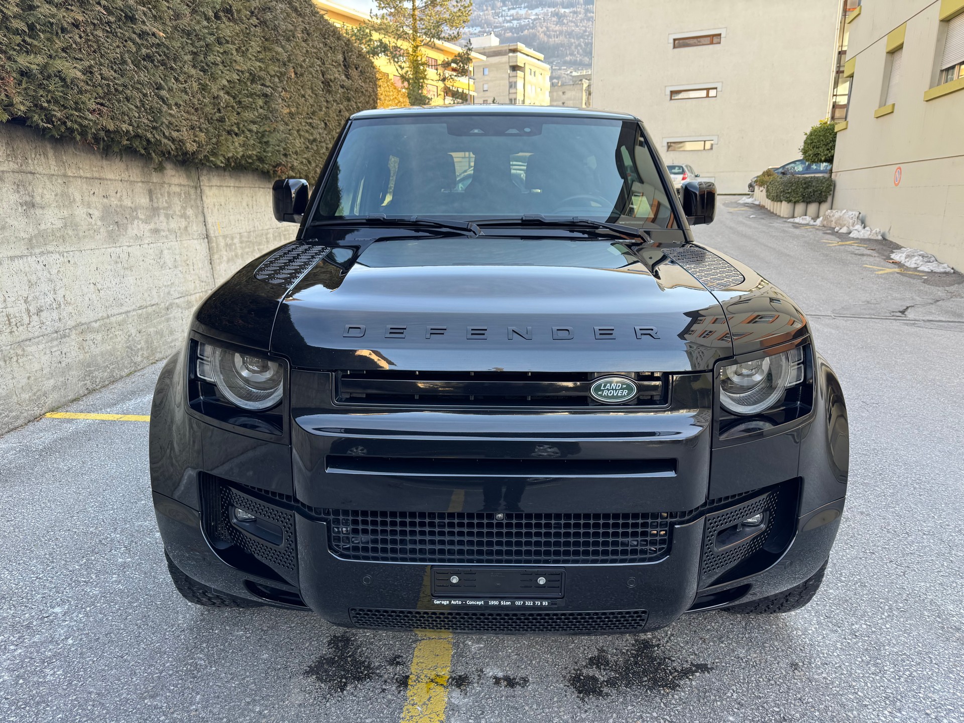 LAND ROVER Defender 90 P300 Si4 SE AT8-image-2