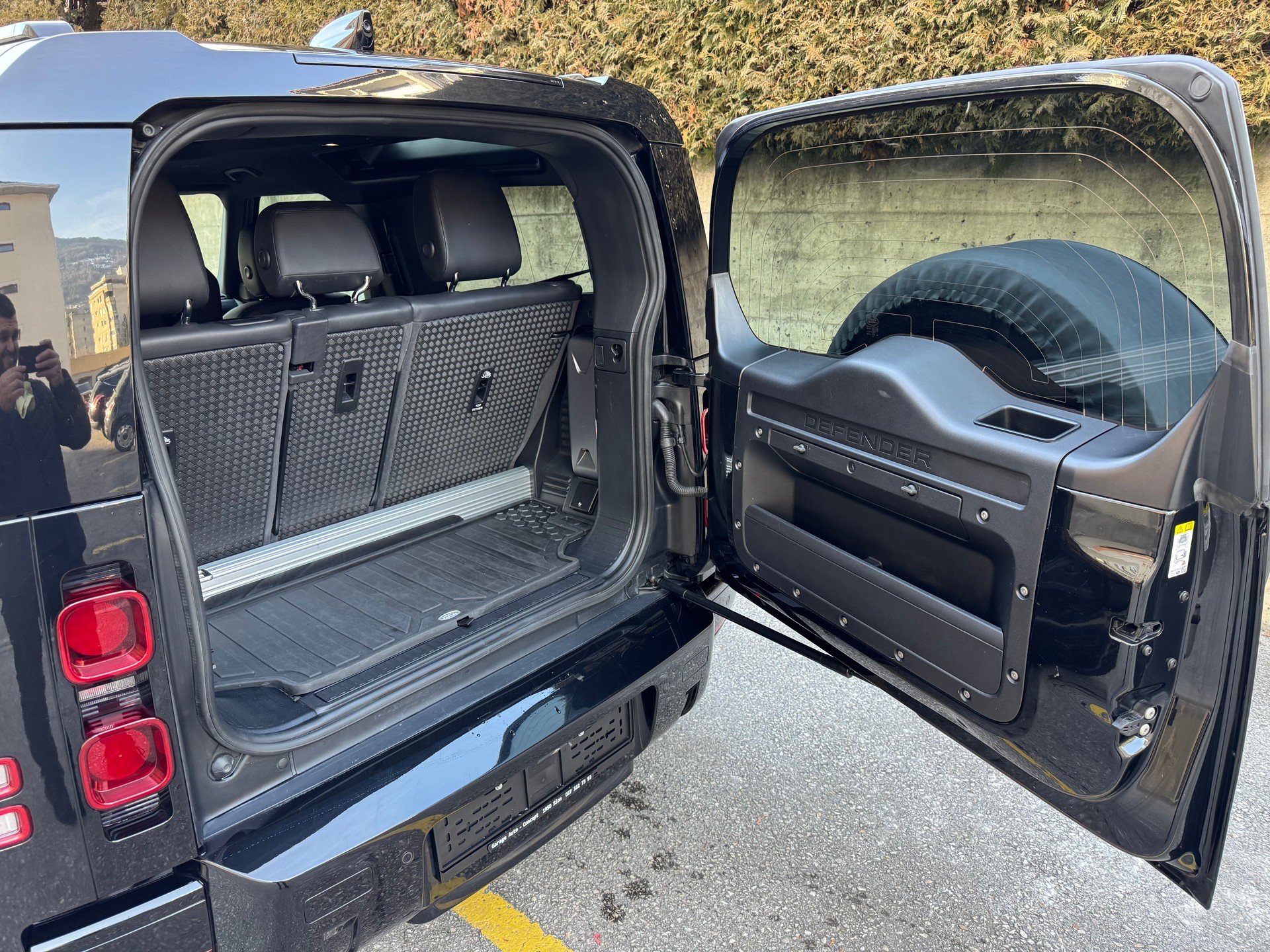 LAND ROVER Defender 90 P300 Si4 SE AT8-image-8