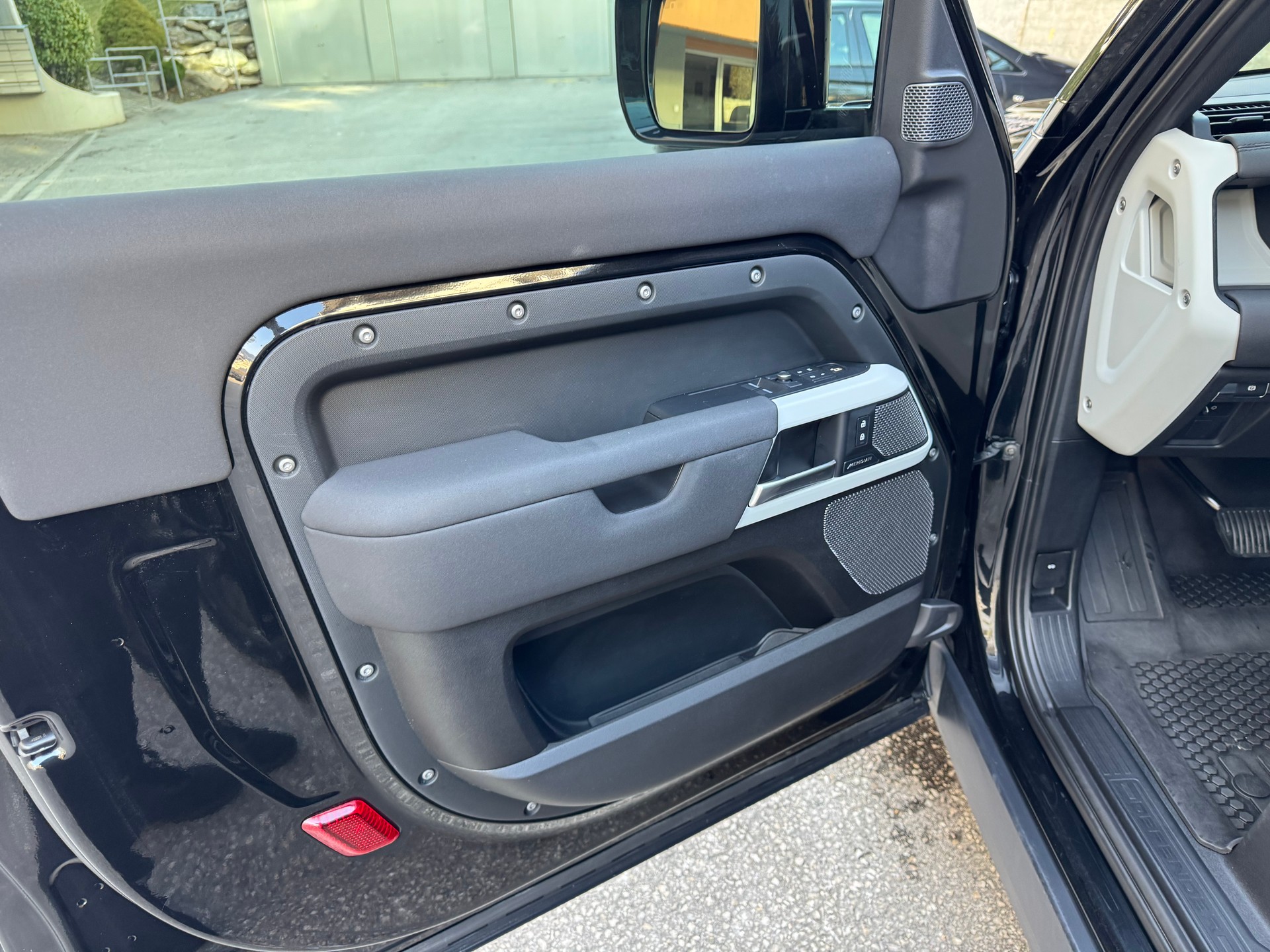 LAND ROVER Defender 90 P300 Si4 SE AT8-image-12