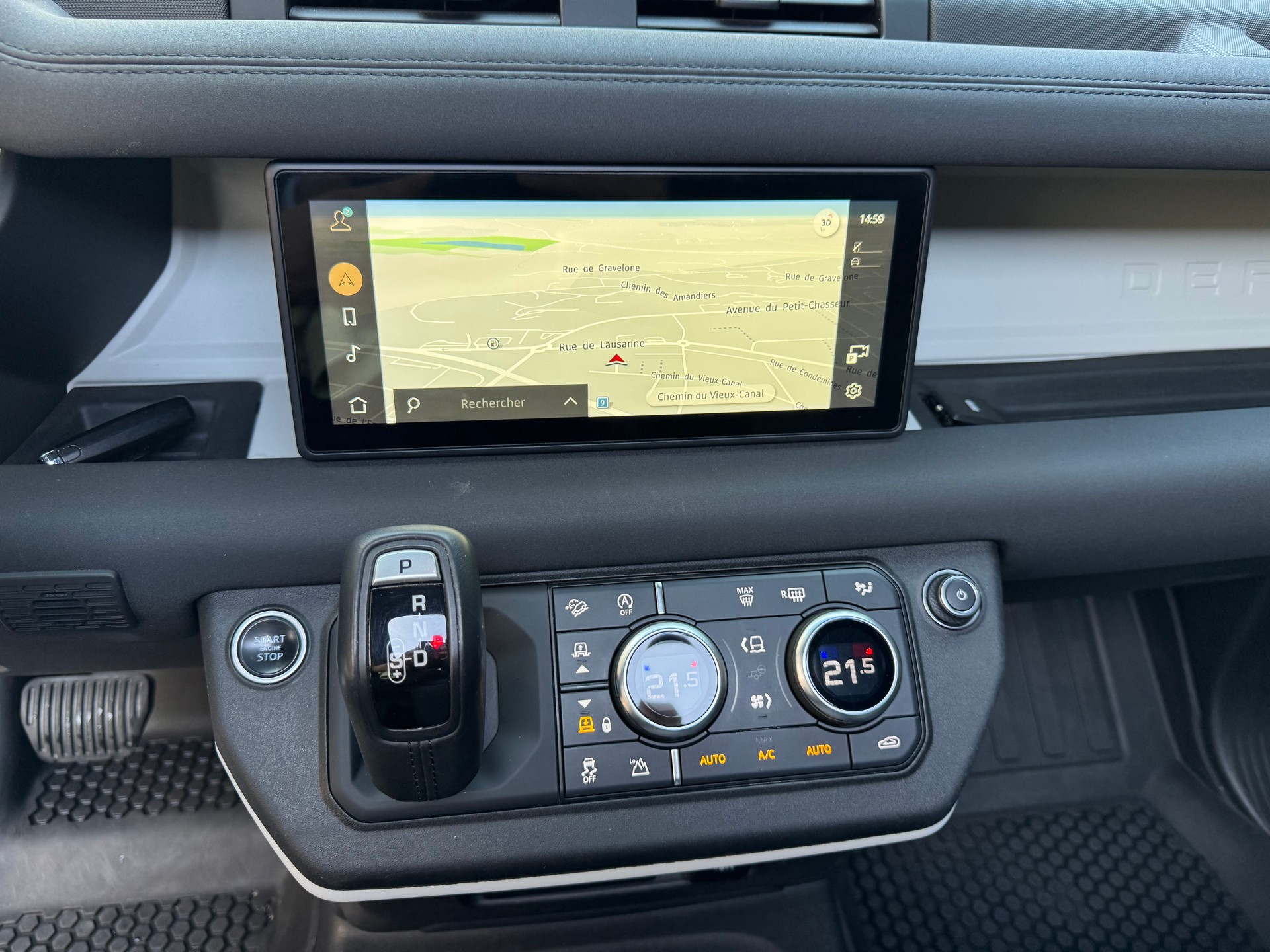 LAND ROVER Defender 90 P300 Si4 SE AT8-image-24