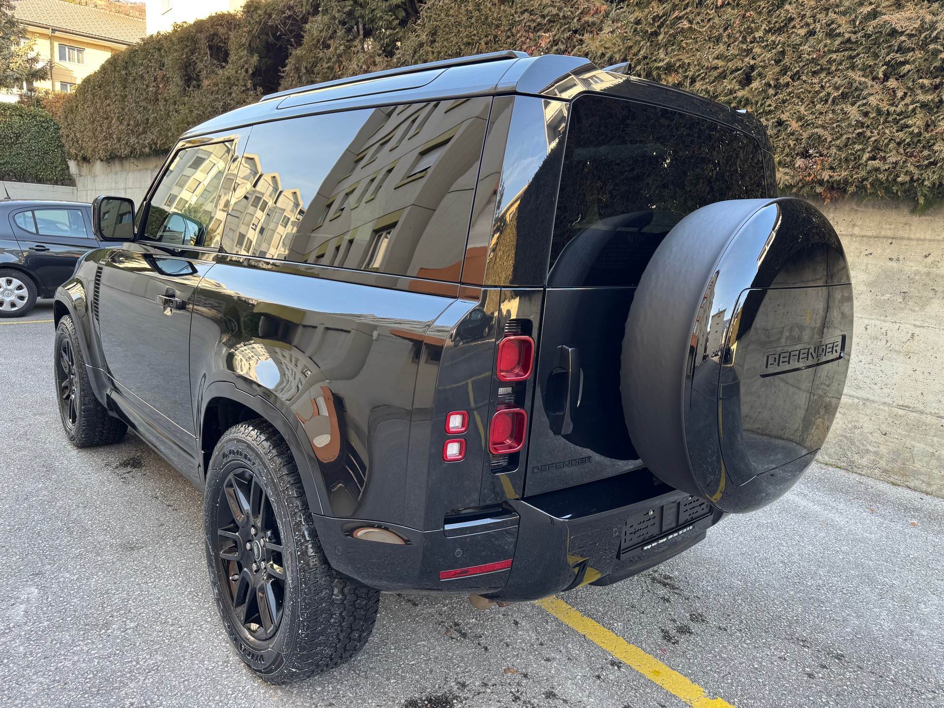 LAND ROVER Defender 90 P300 Si4 SE AT8-image-4