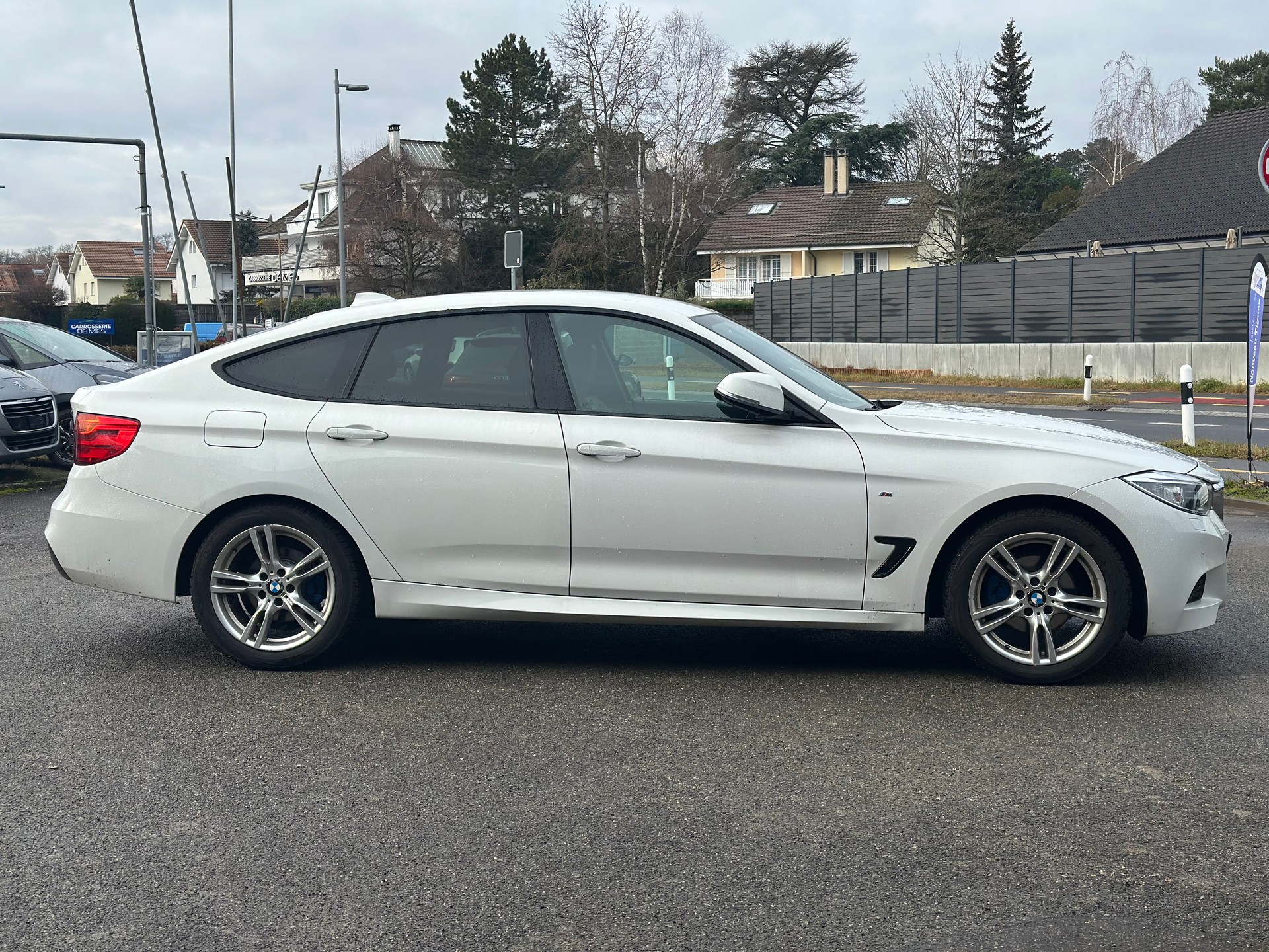 BMW 320d GT xDrive Sport Line Steptronic-image-5