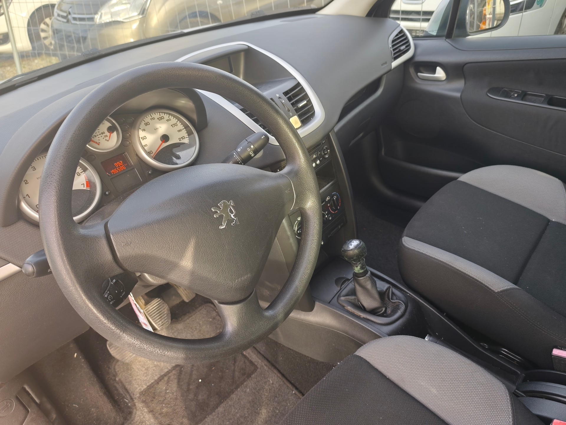 PEUGEOT 207 1.4 16V Trendy Clim'-image-4