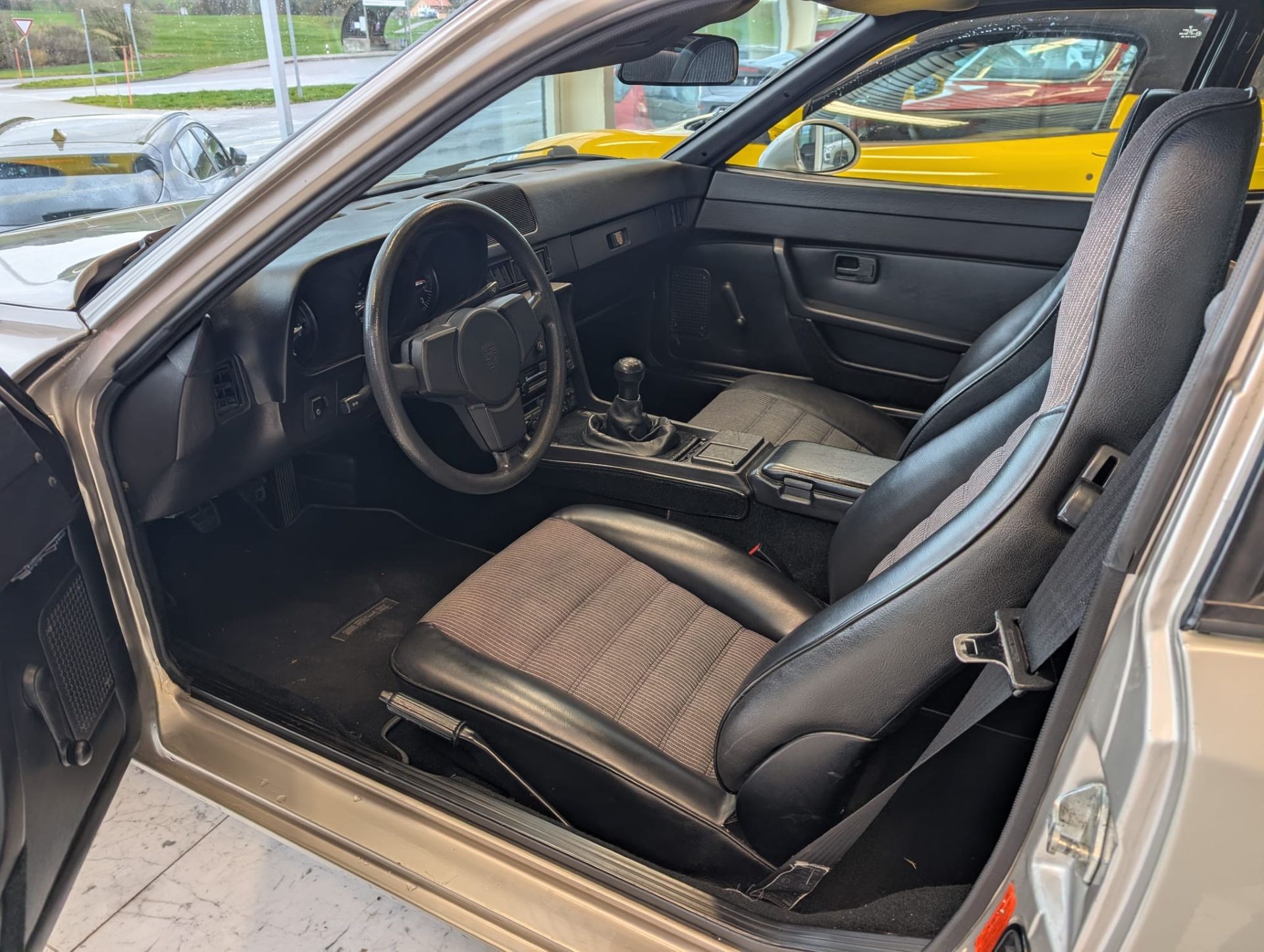PORSCHE 924 S-image-8