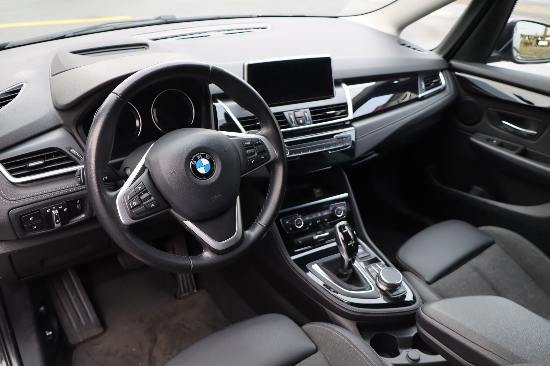 BMW 218d xDrive Gran Tourer Steptronic Luxury Line-image-9