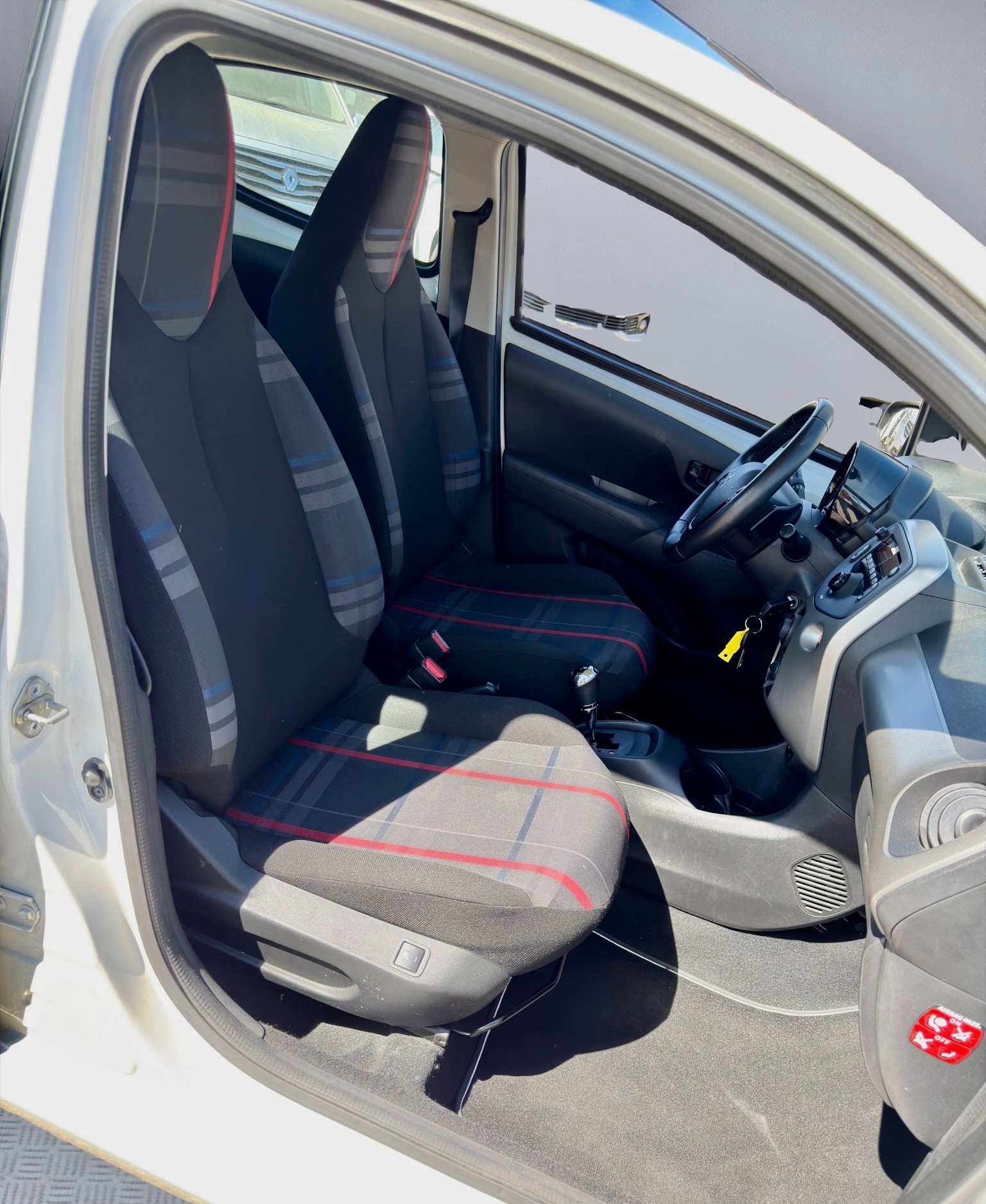 PEUGEOT 108 1.0 VTi Allure Top Automat-image-10
