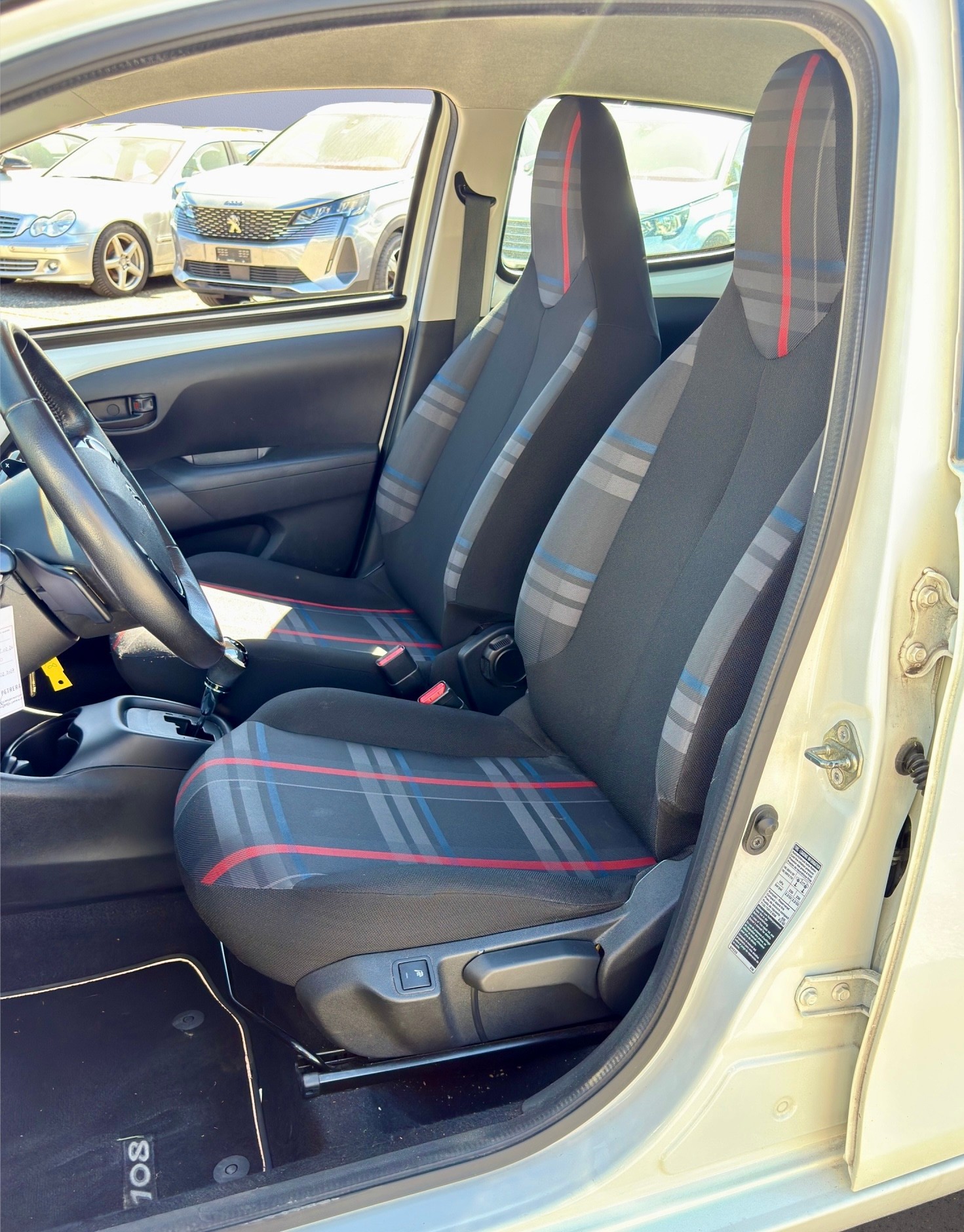 PEUGEOT 108 1.0 VTi Allure Top Automat-image-9