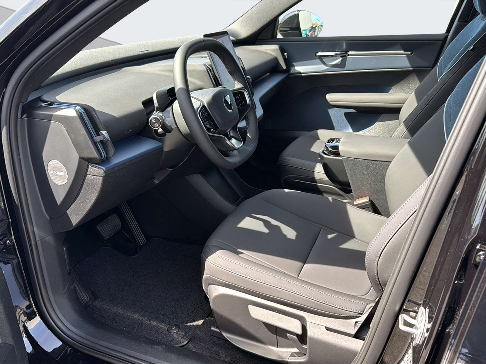 VOLVO EX 30 E60 Plus Swiss Black Edition-image-9