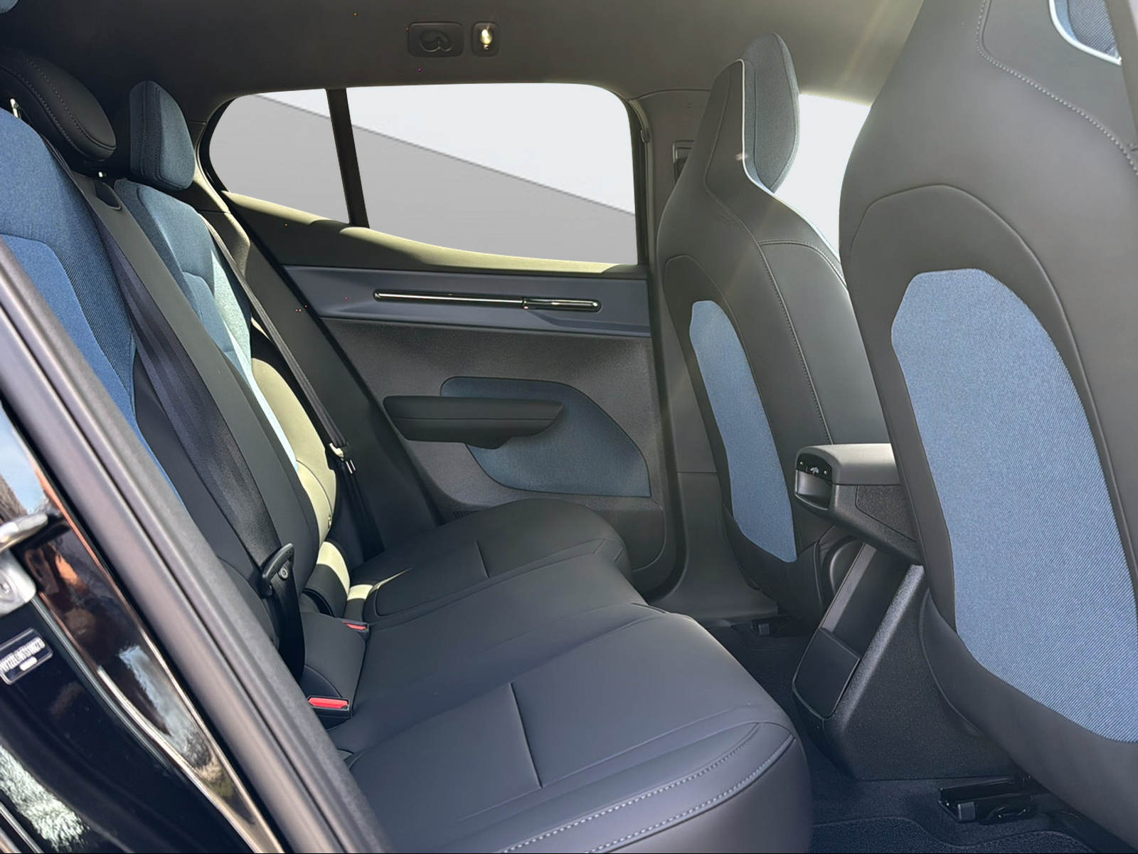 VOLVO EX 30 E60 Plus Swiss Black Edition-image-10
