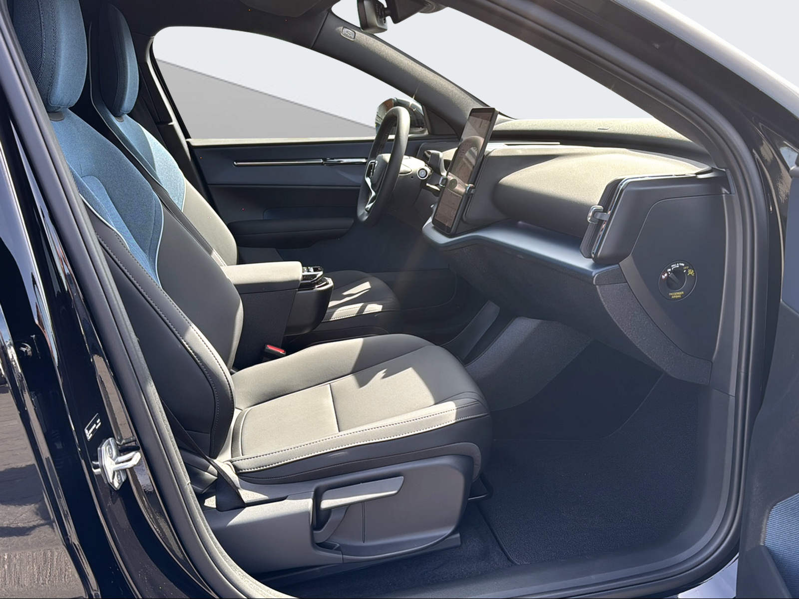 VOLVO EX 30 E60 Plus Swiss Black Edition-image-14
