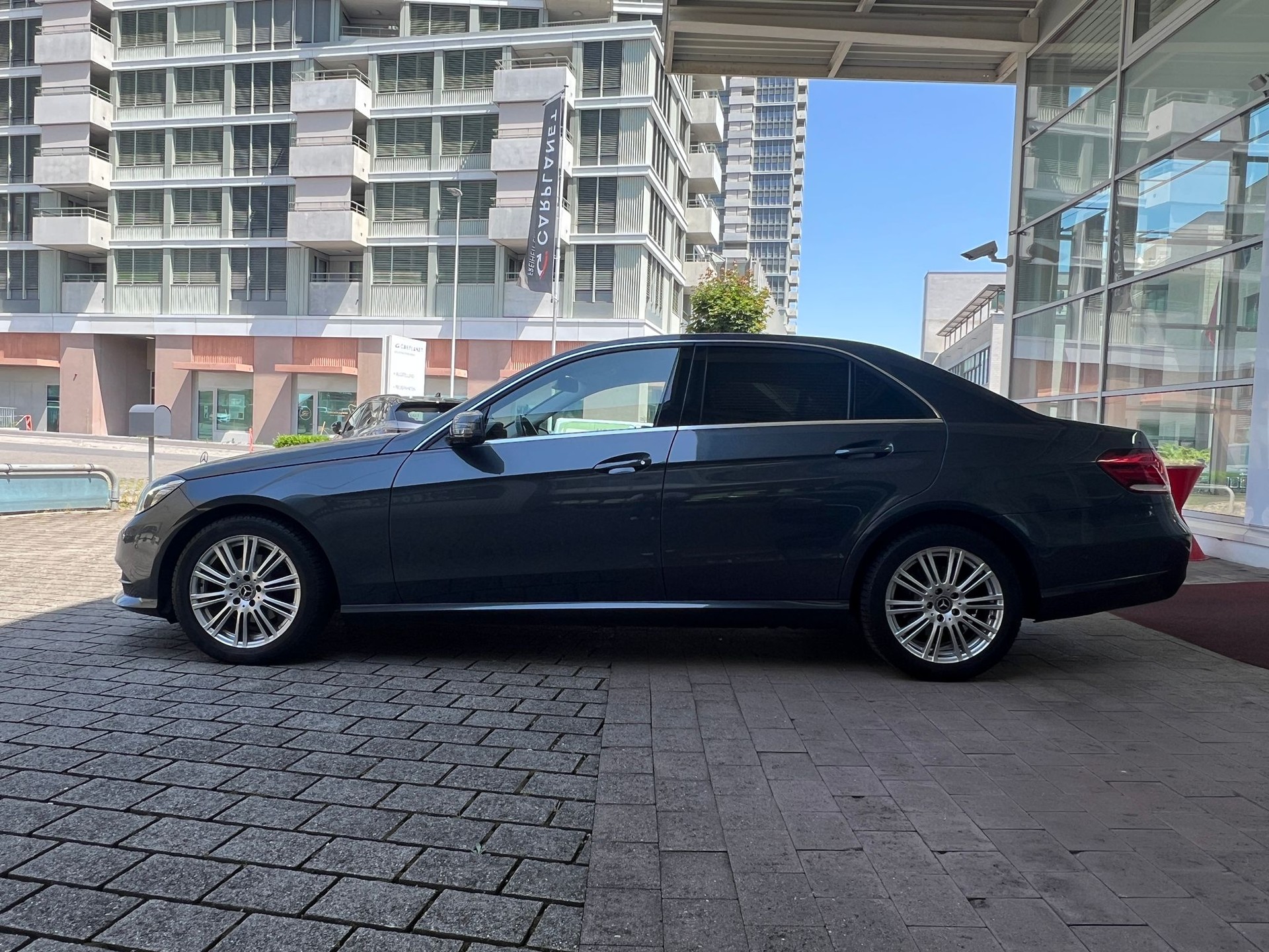 MERCEDES-BENZ E 200 7G-Tronic-showroom-element-2