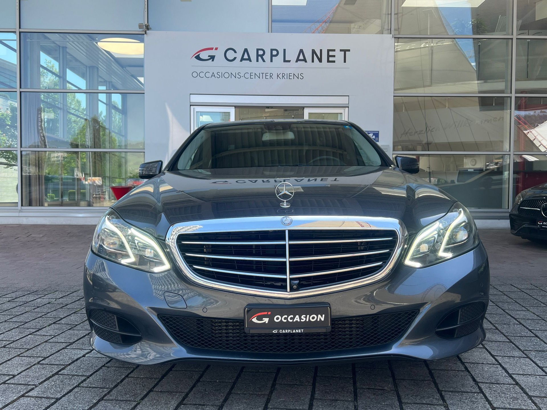 MERCEDES-BENZ E 200 7G-Tronic-showroom-element-1