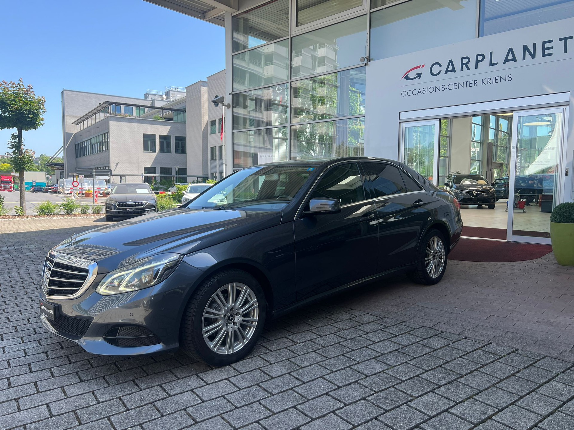 MERCEDES-BENZ E 200 7G-Tronic-showroom-element-3