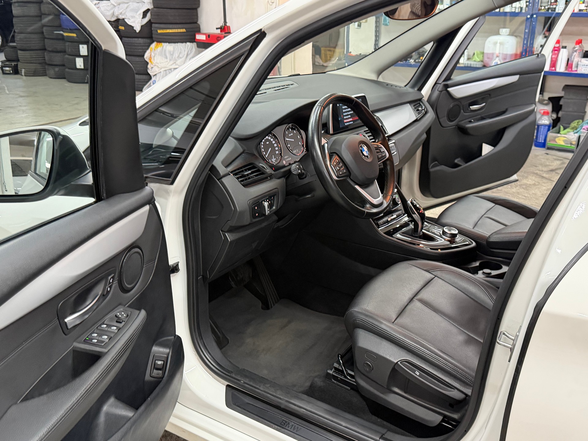 BMW 220d xDrive Gran Tourer Steptronic-image-11