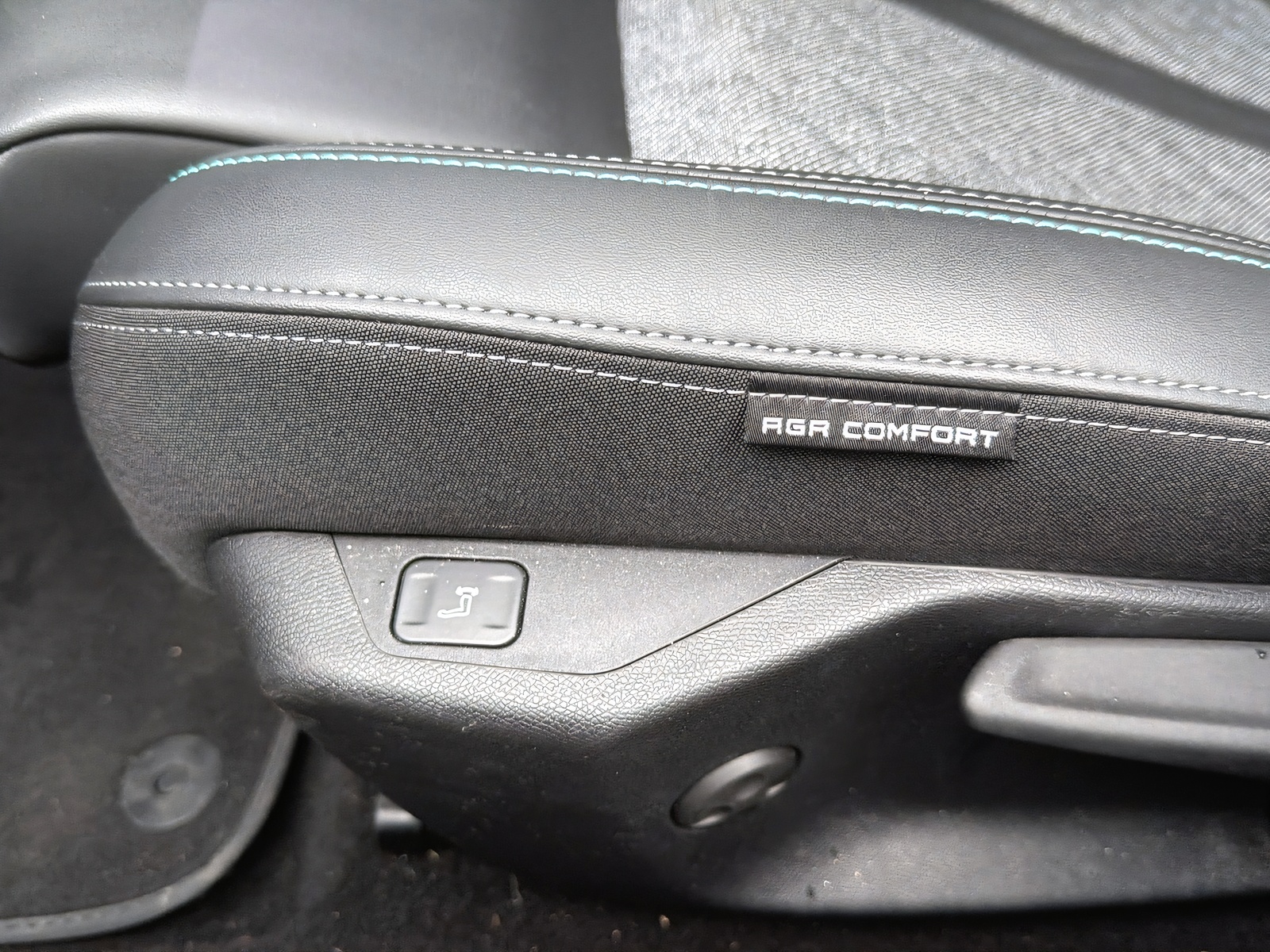 PEUGEOT 408 1.6 PHEV 180 Allure Pack-image-14