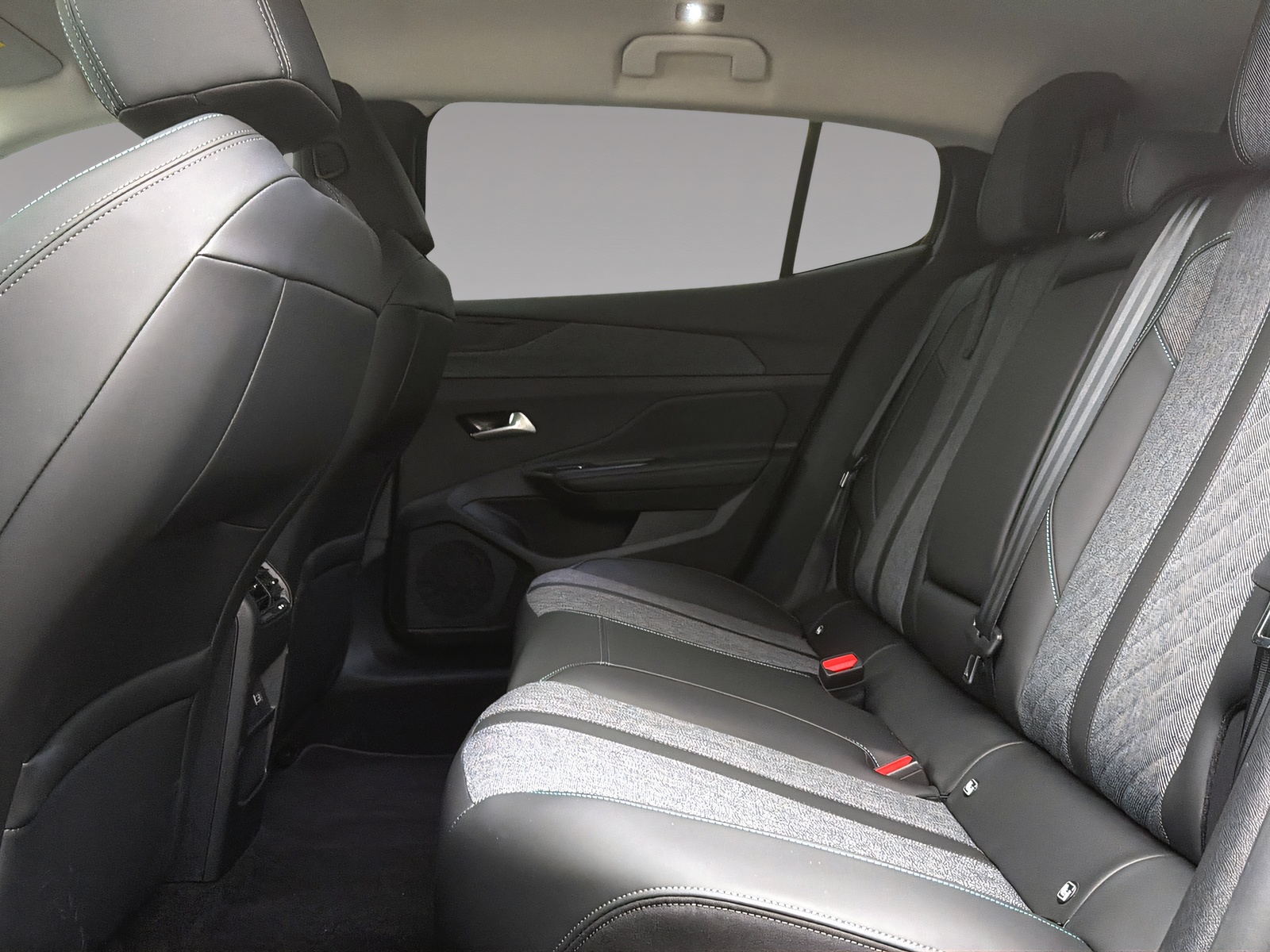PEUGEOT 408 1.6 PHEV 180 Allure Pack-image-15