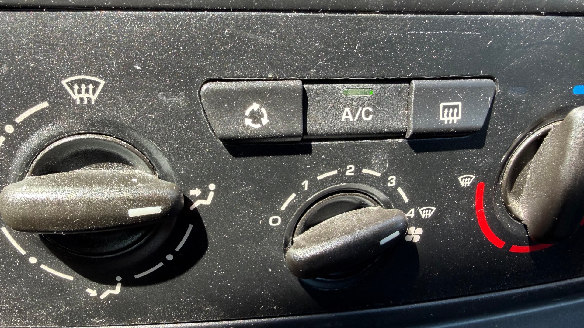 PEUGEOT Partner 1.6 e-HDI Active EGS6-image-10