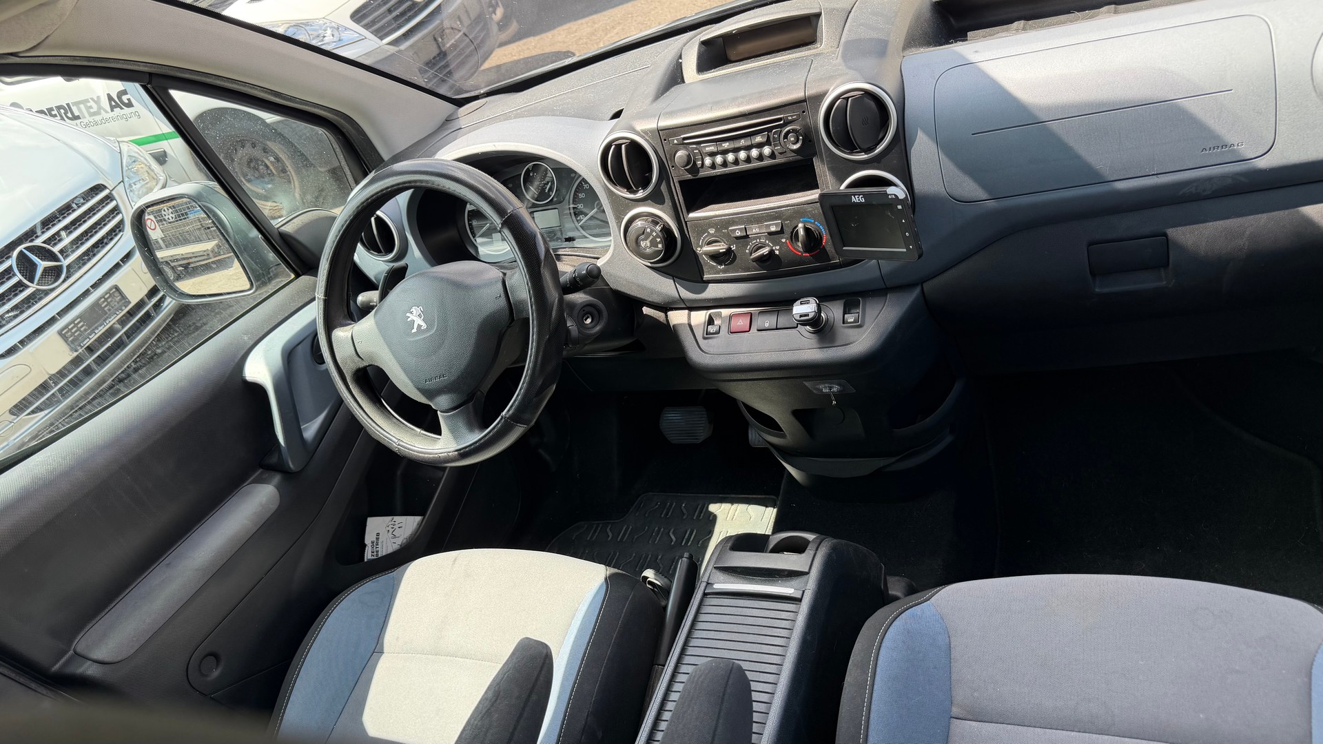 PEUGEOT Partner 1.6 e-HDI Active EGS6-image-6
