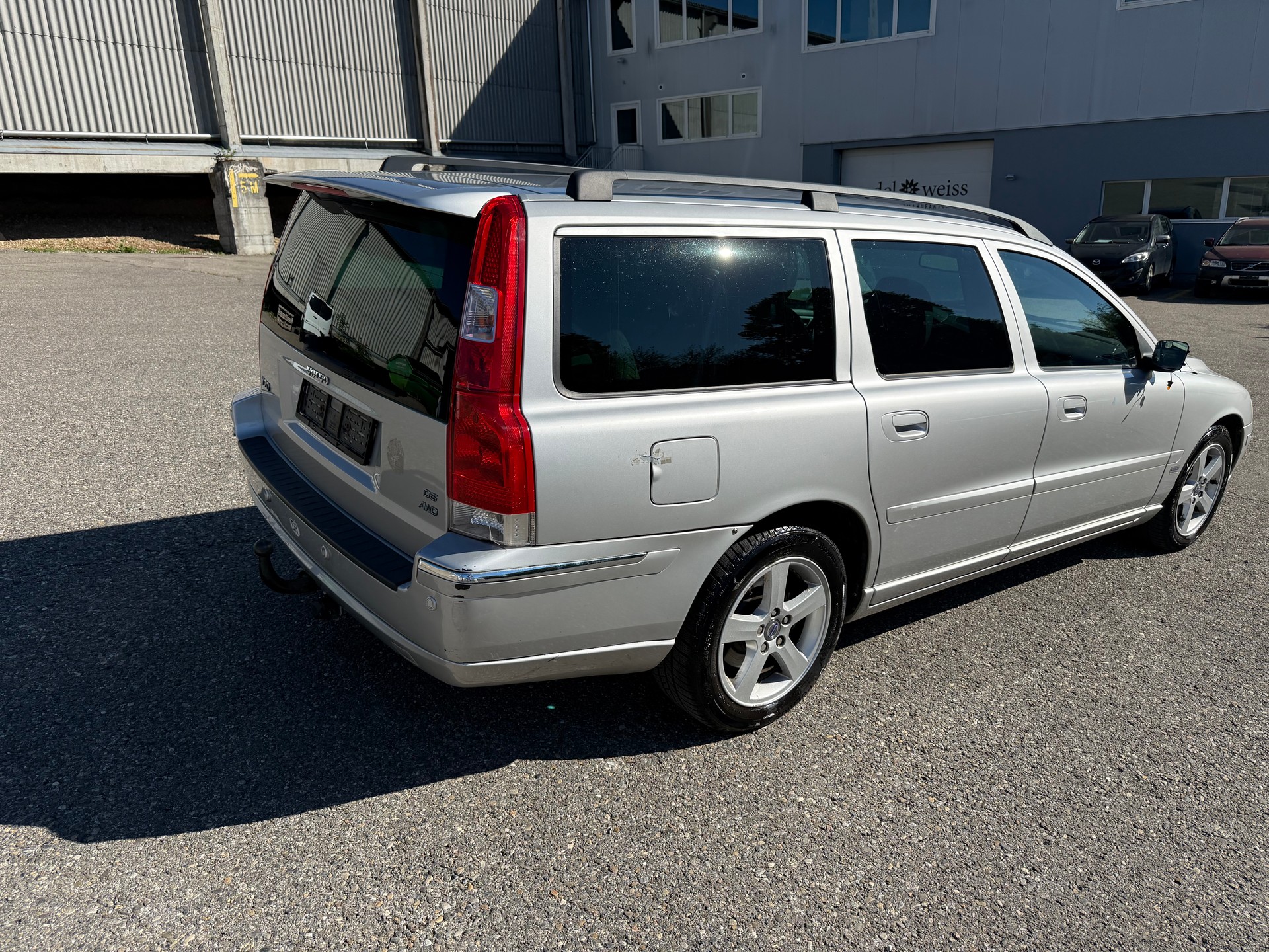 VOLVO V70 D5 AWD Summum-image-3