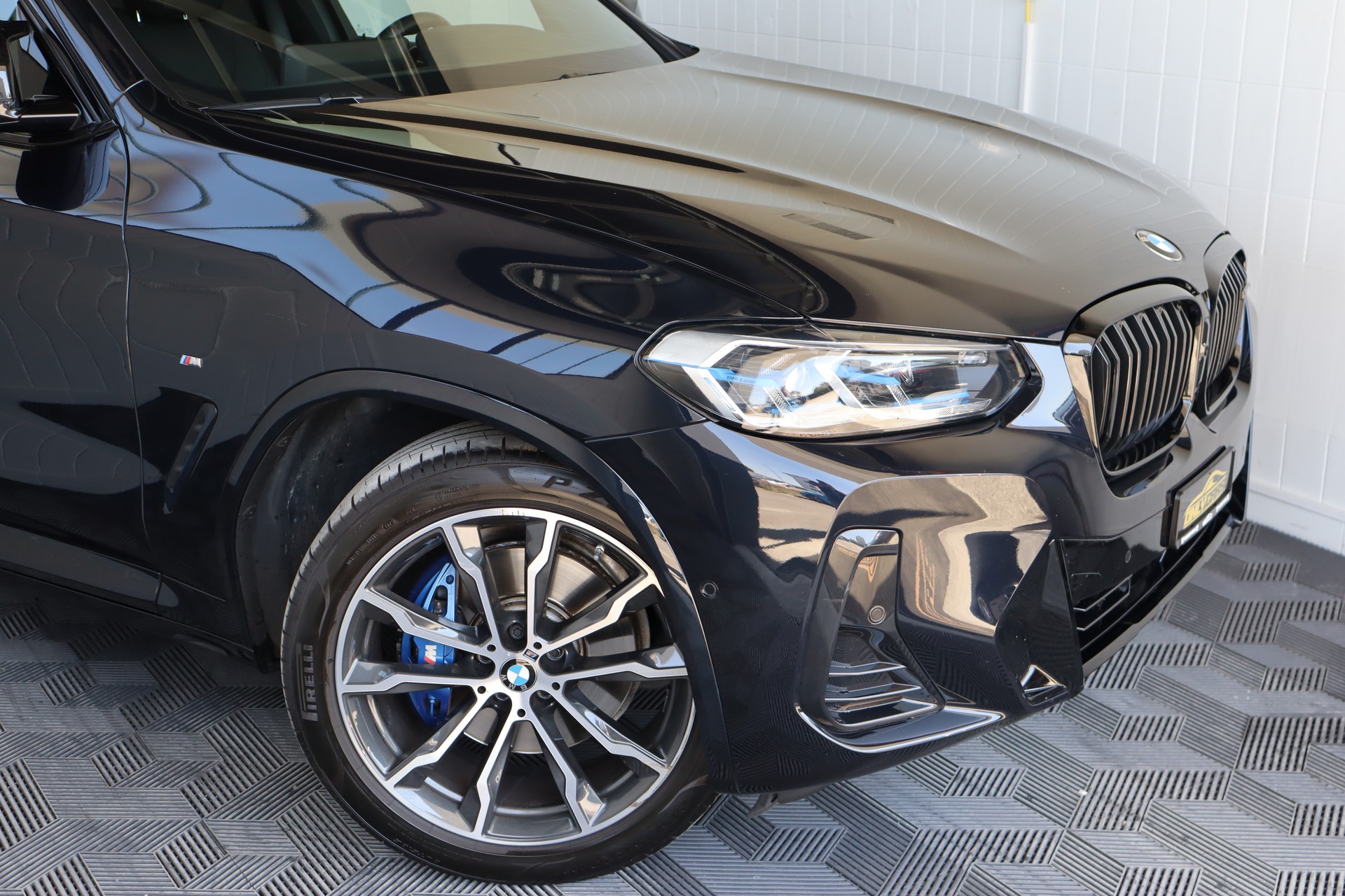 BMW X3 M40i Travel-showroom-element-3