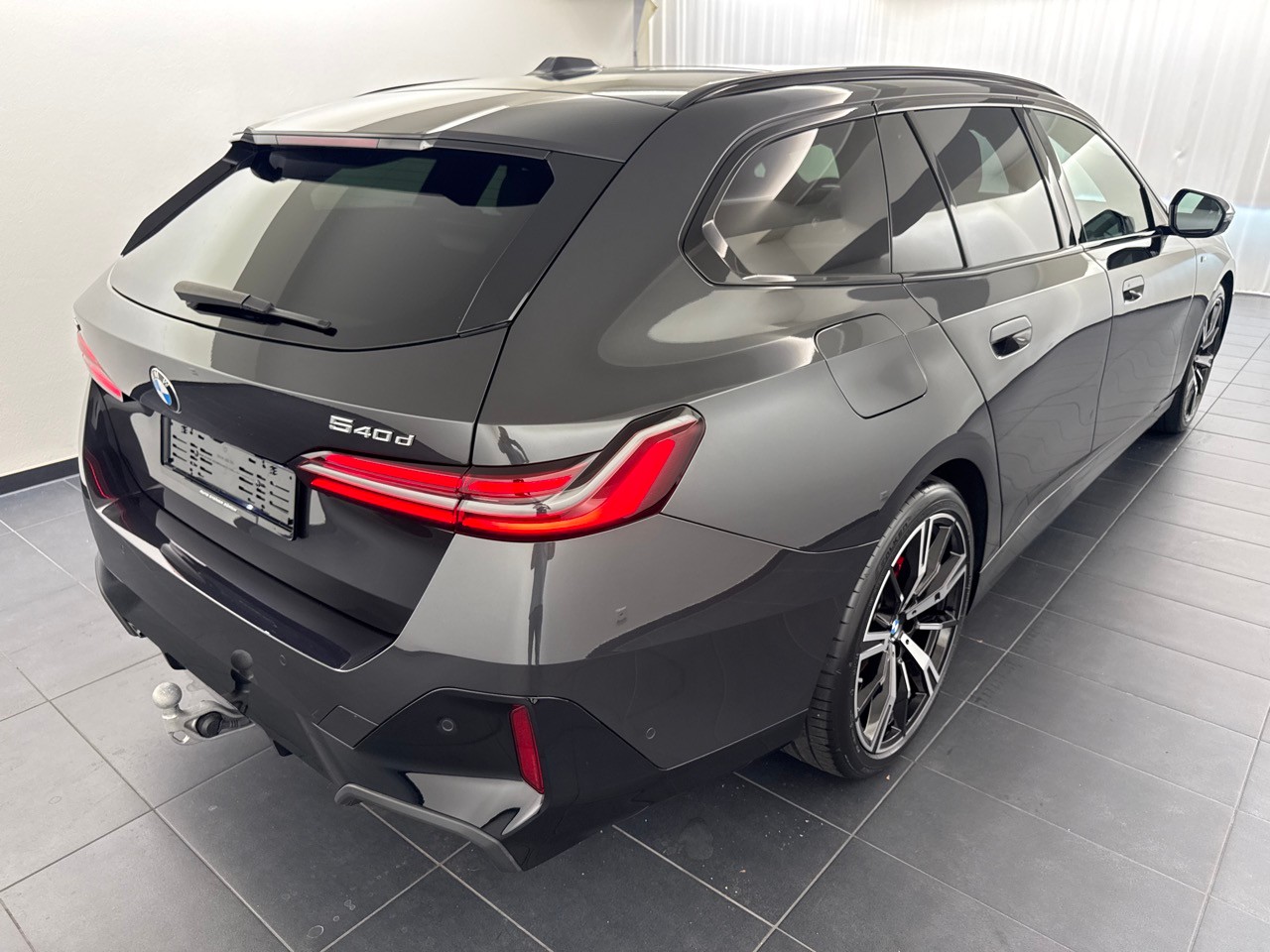BMW 540d xDr 48V Tour M.S.Pro ''inkl. AHK & Standheizung''-showroom-element-2