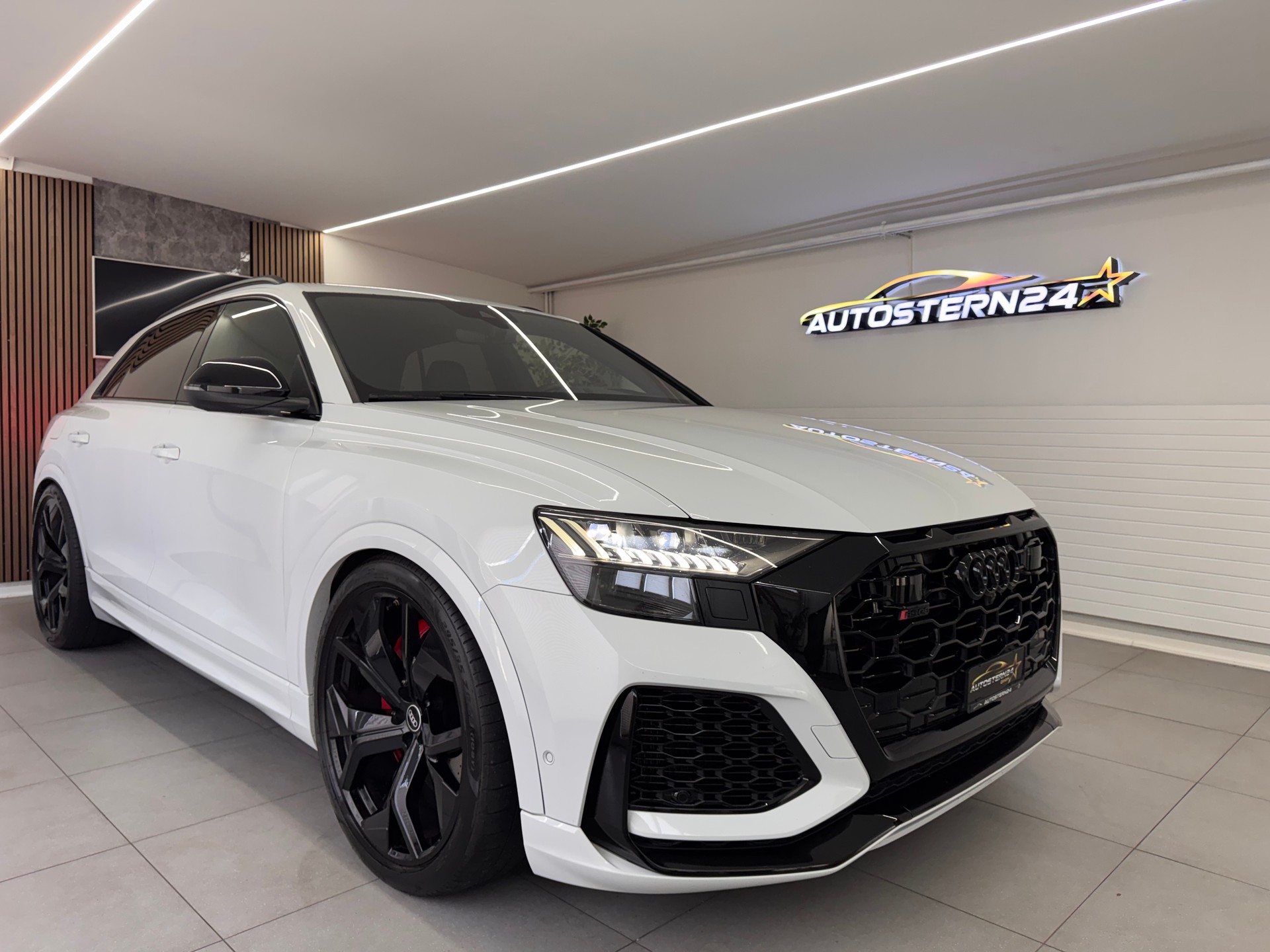 AUDI RSQ8 Quattro Tiptronic*CH-Fahrzeug*Panoramadach*AHK elektrisch *23 Zoll RS-Felgen *Standheizung*-showroom-element-1