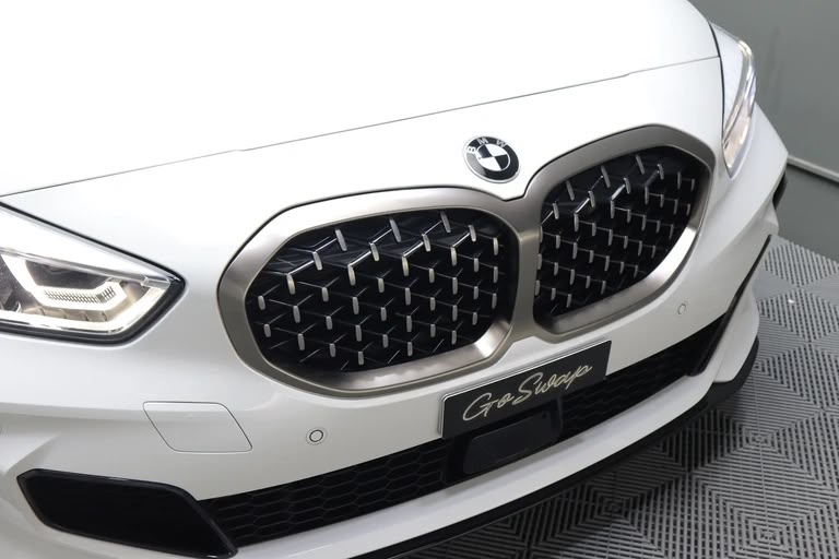 BMW M135i xDrive Steptronic-showroom-element-1