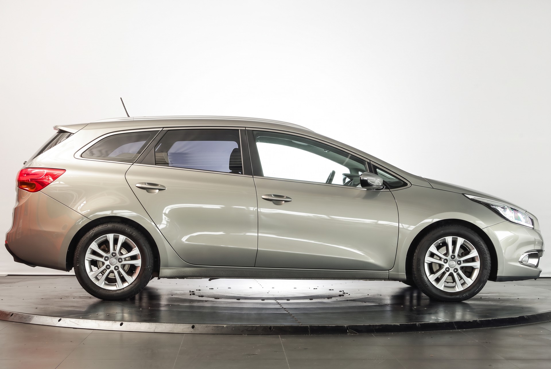 KIA Cee'd Sportswagon 1.6 GDi Style • Véhicule suisse • Toit panoramique • Navigation caméra-image-5
