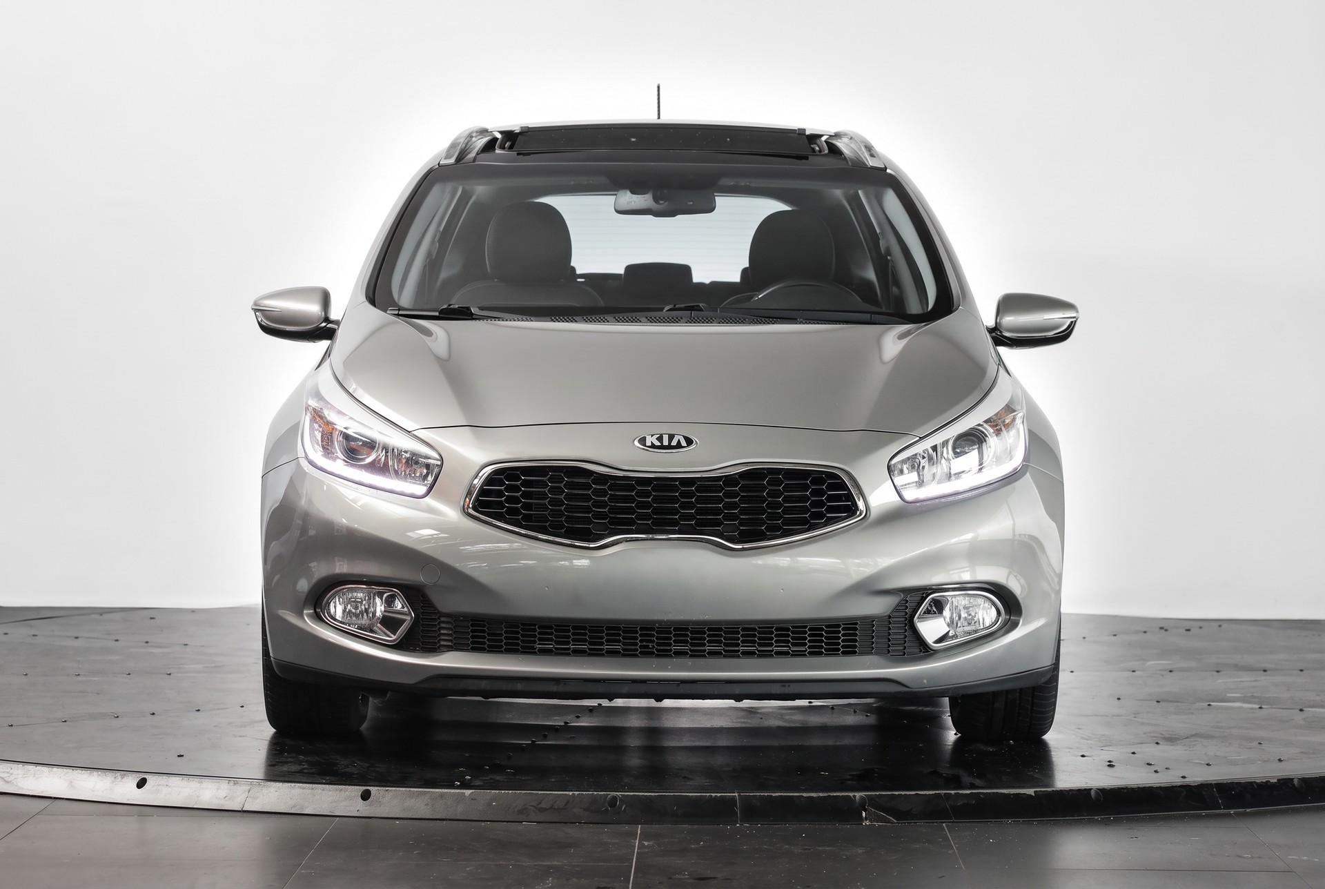 KIA Cee'd Sportswagon 1.6 GDi Style • Véhicule suisse • Toit panoramique • Navigation caméra-showroom-element-1