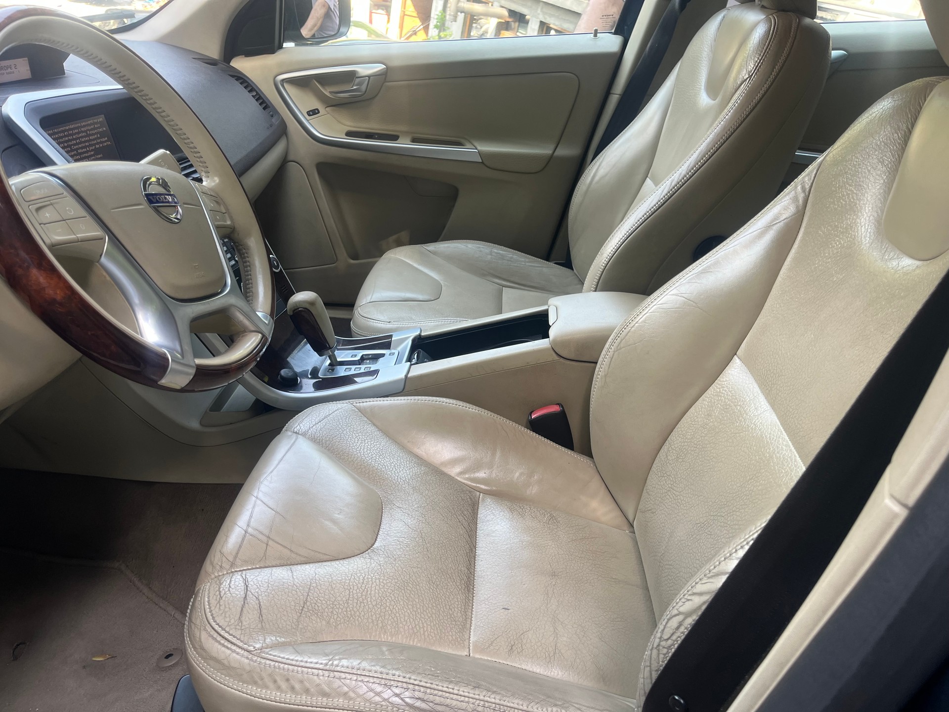 VOLVO XC60 2.0T Momentum Powershift-image-7