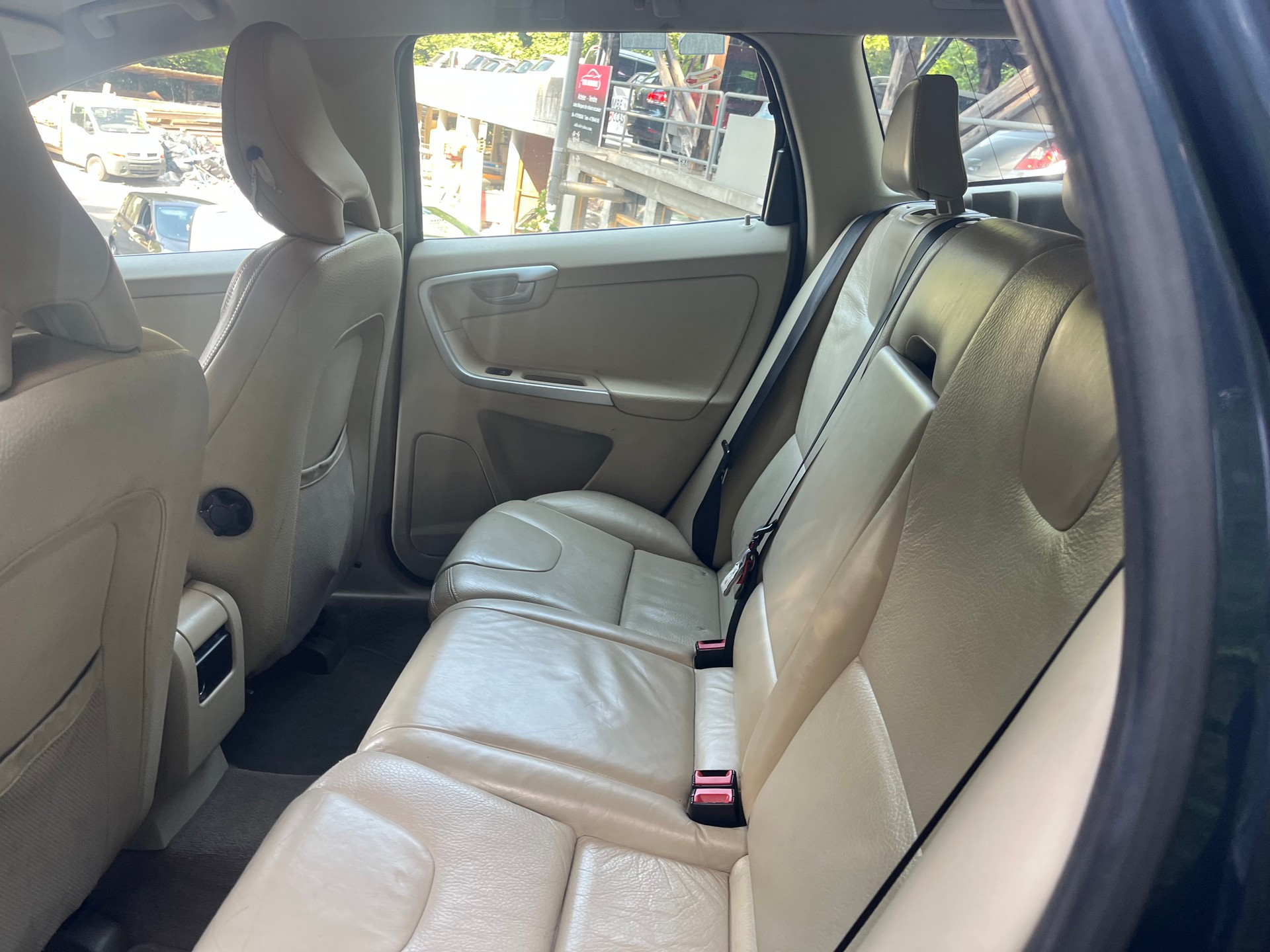 VOLVO XC60 2.0T Momentum Powershift-image-4