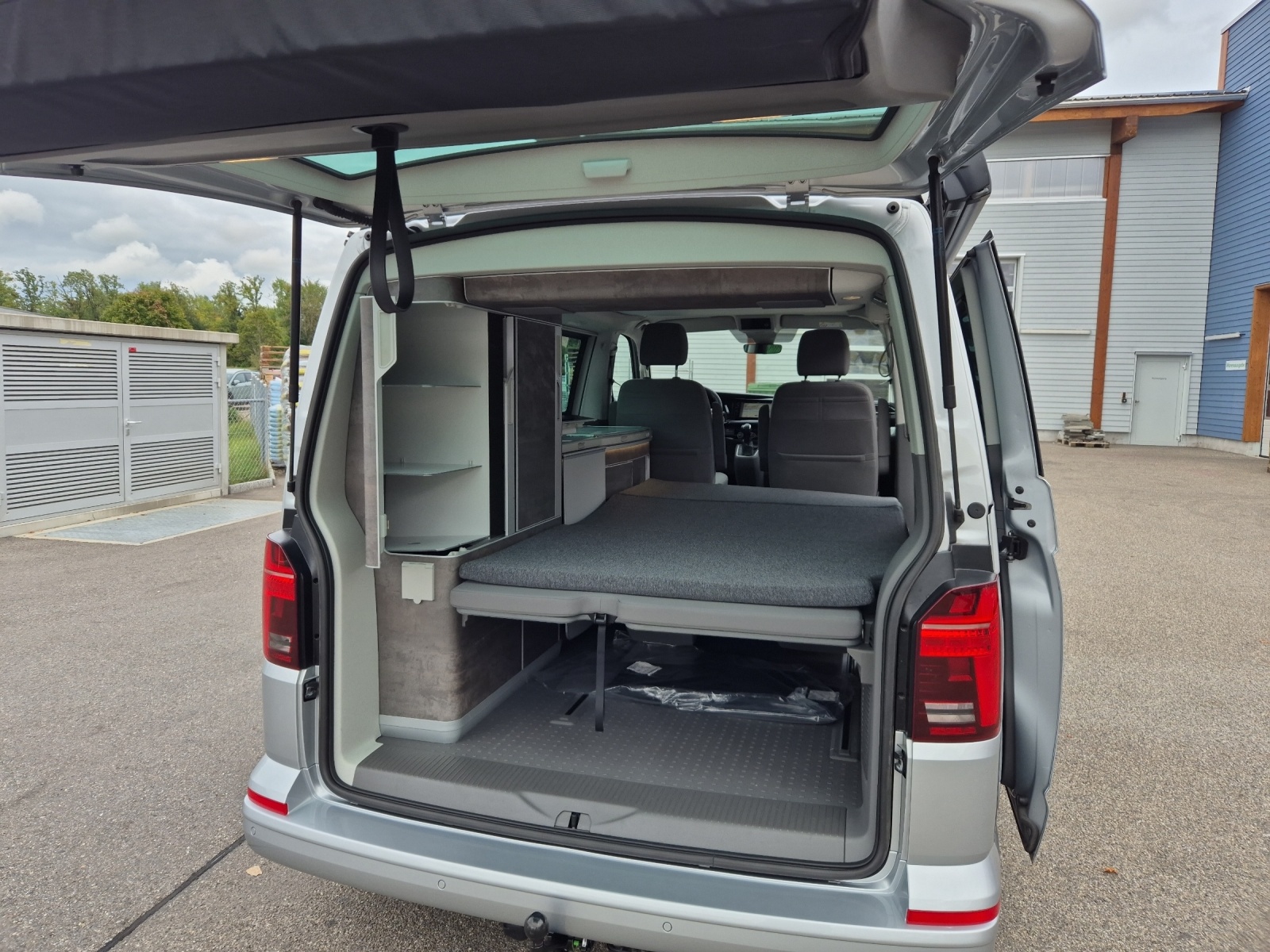 VW T6.1 California 2.0 TDI Ocean Liberty 4 Motion DSG-image-9