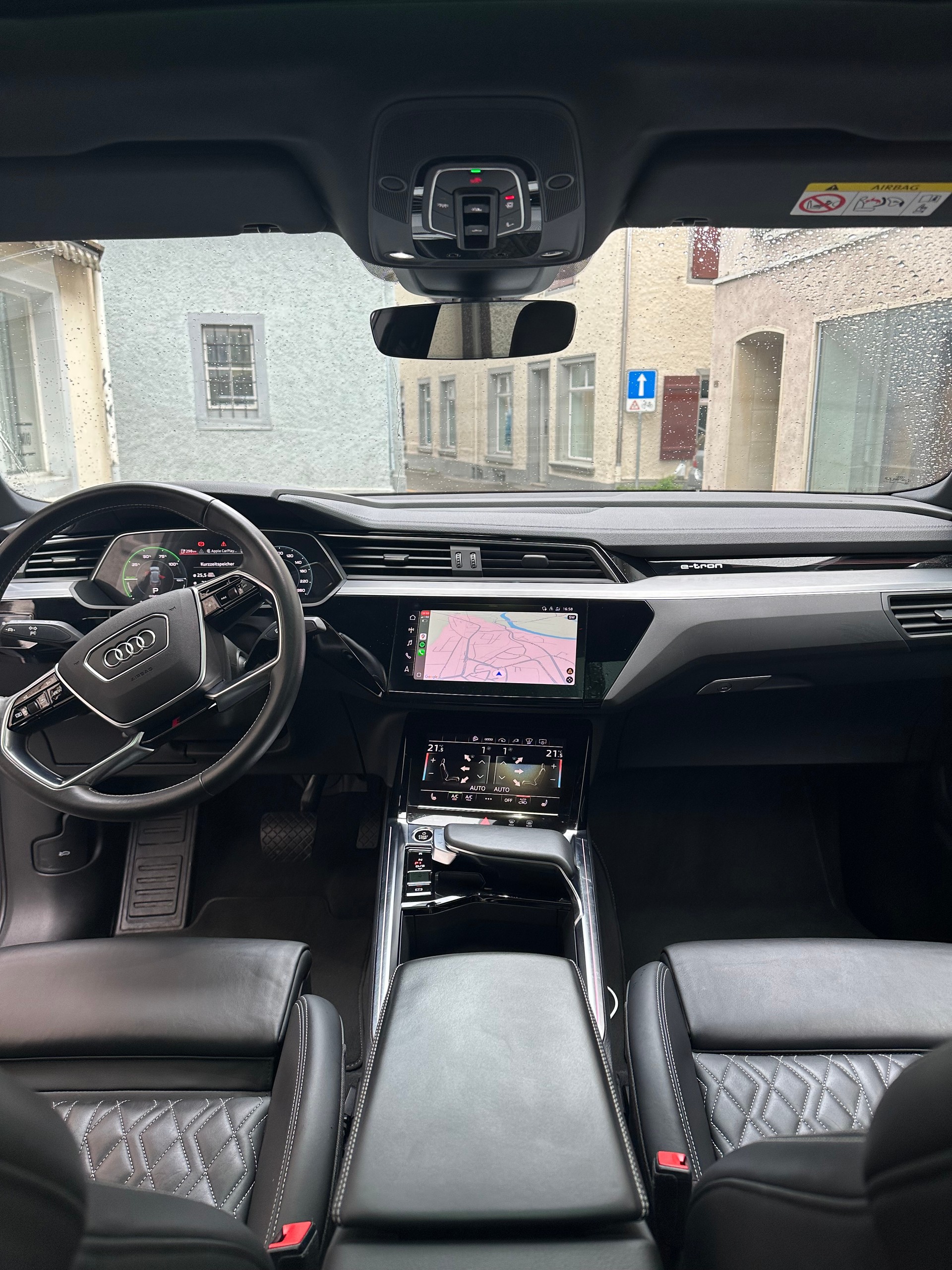 AUDI e-tron 55 Sportback S Line quattro-image-8