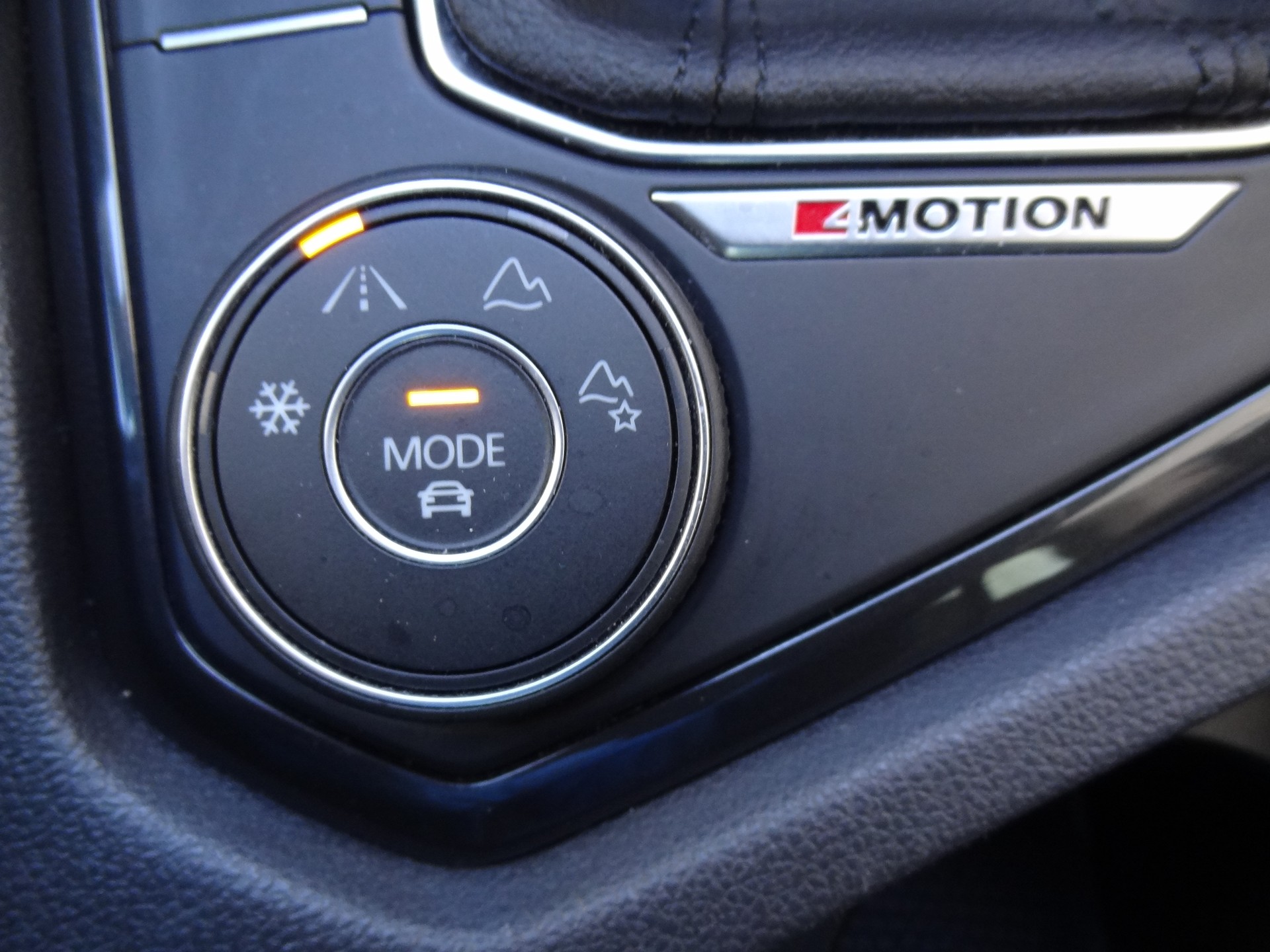 VW Tiguan 2.0 TDI SCR Elegance 4Motion DSG-image-24