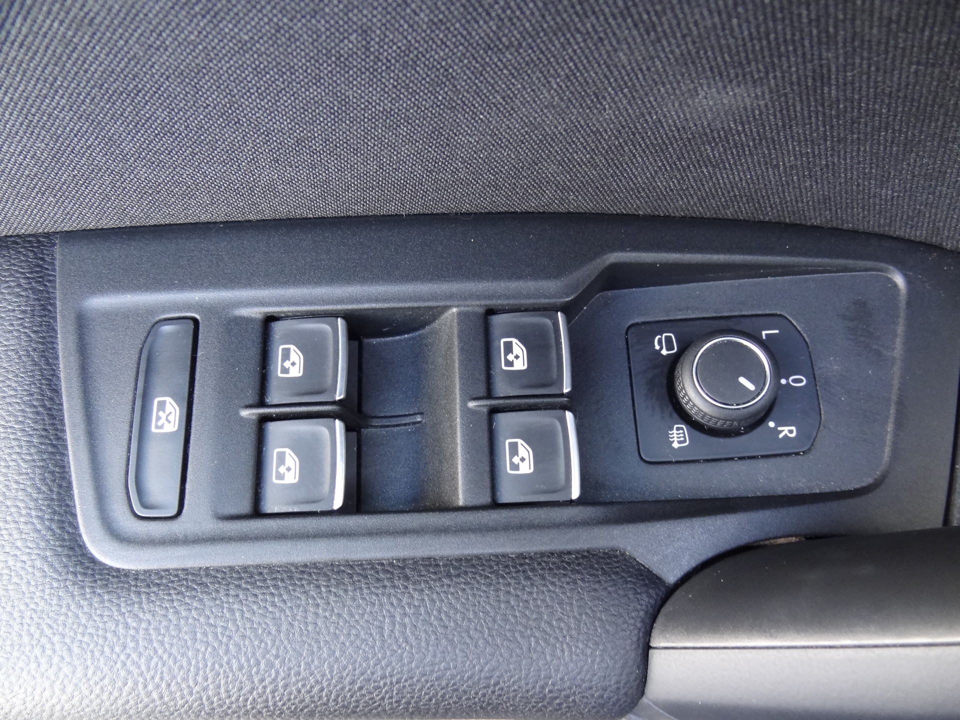 VW Tiguan 2.0 TDI SCR Elegance 4Motion DSG-image-14