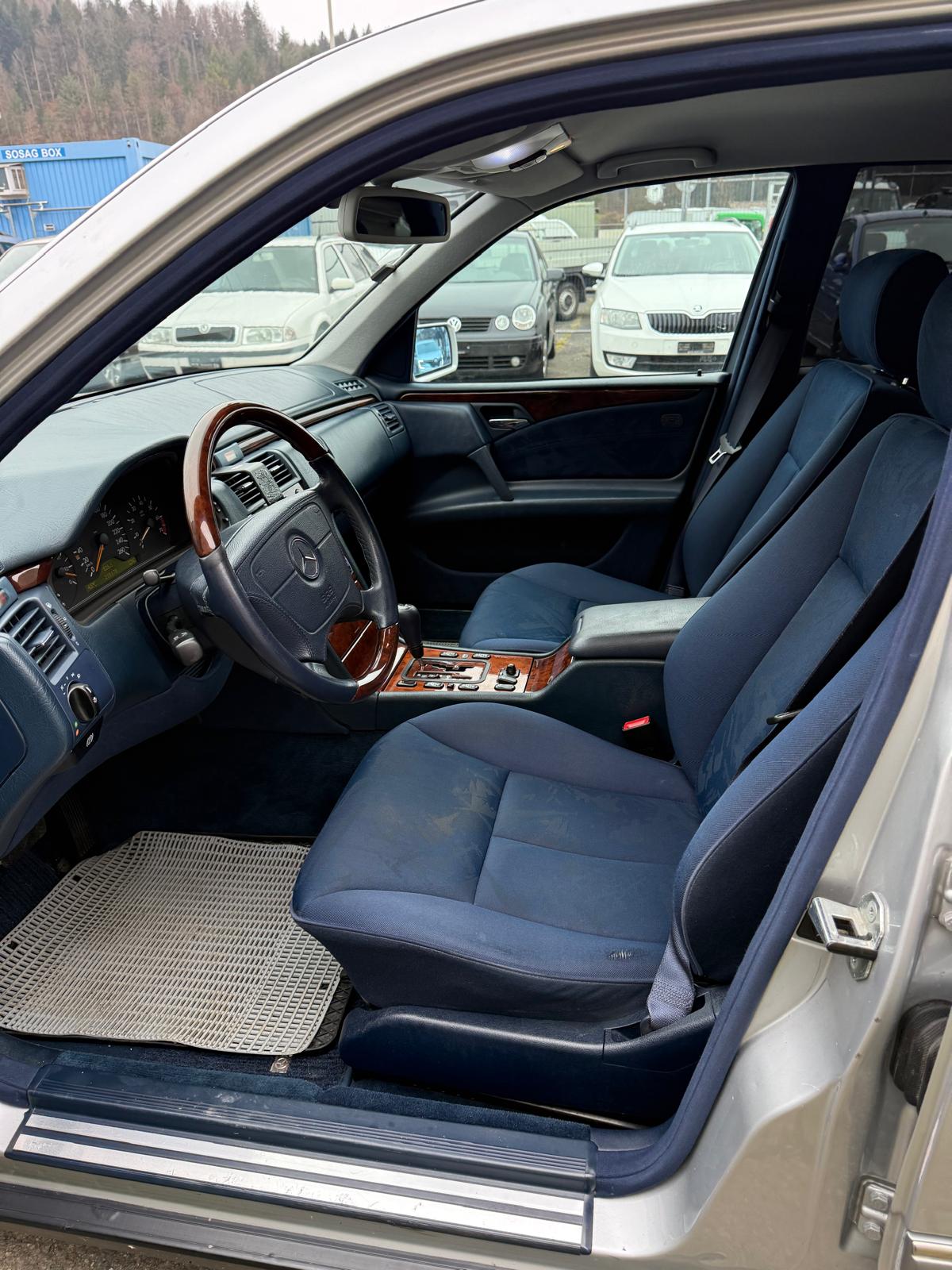 MERCEDES-BENZ E 280 Avantgarde 4-Matic Automatic-image-9